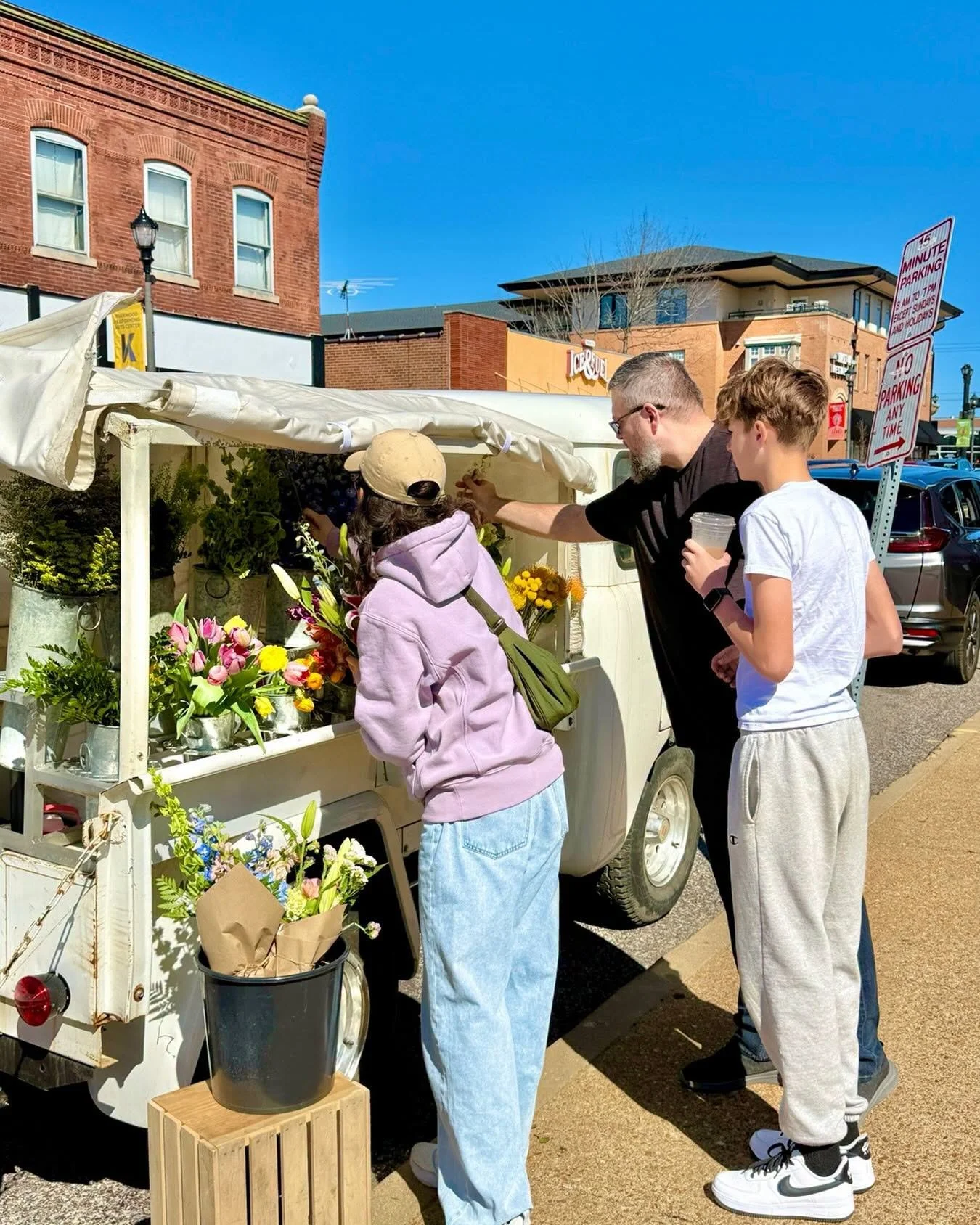 We&rsquo;ve got the perfect Sunday outings planned for ya!

Start your morning at @pipers.stl from 9&ndash;2. Grab your coffee, pick out your blooms, and get an aura reading with @happyaura.ar 

Looking for something more family friendly? Head to @li