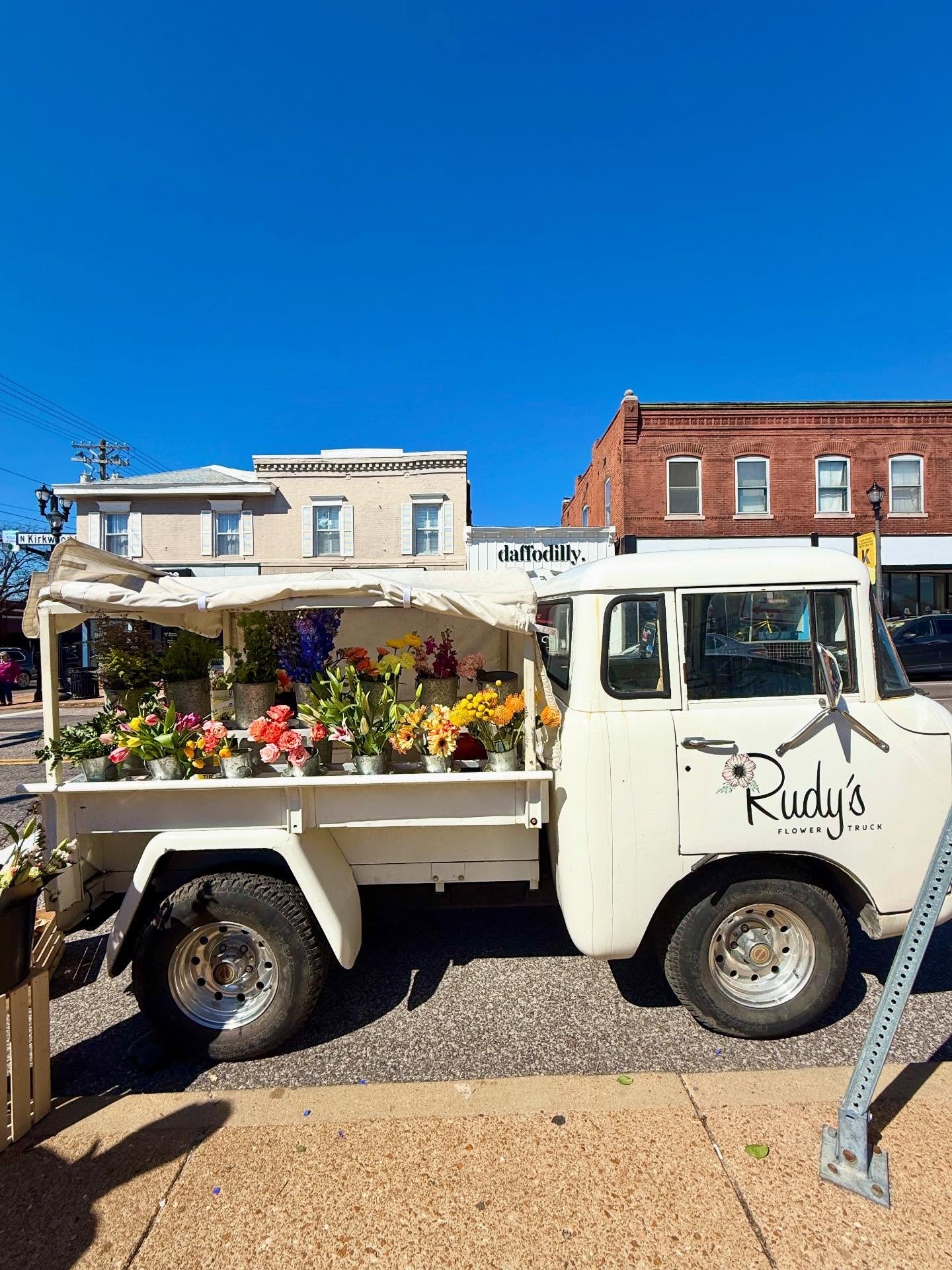 It&rsquo;s our first weekend this season that doesn&rsquo;t call for rain, let&rsquo;s enjoy it together. THIS is perfect flower truck weather. 

Find us in the city @_ao_co 9-2 and in Kirkwood @reclaimrenew 9-2

Can&rsquo;t wait to see you!