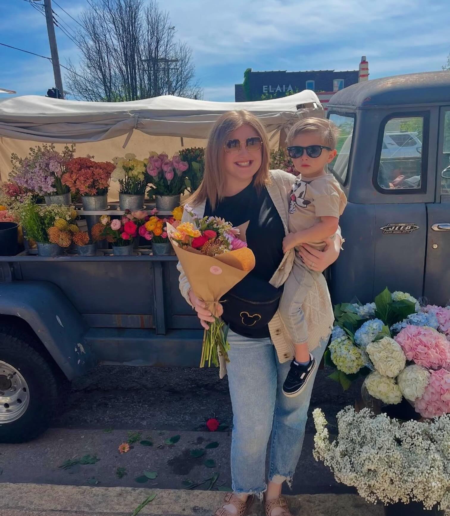 Happy Mother&rsquo;s Day to all the mamas out there 🫶 Both trucks will be out today for all your Mother&rsquo;s Day flower needs! 

Find us in STL at @kaldis_coffee 9-2 in the CWE North Euclid location AND in Kirkwood at @honeybeesbg 9-2. See ya soo