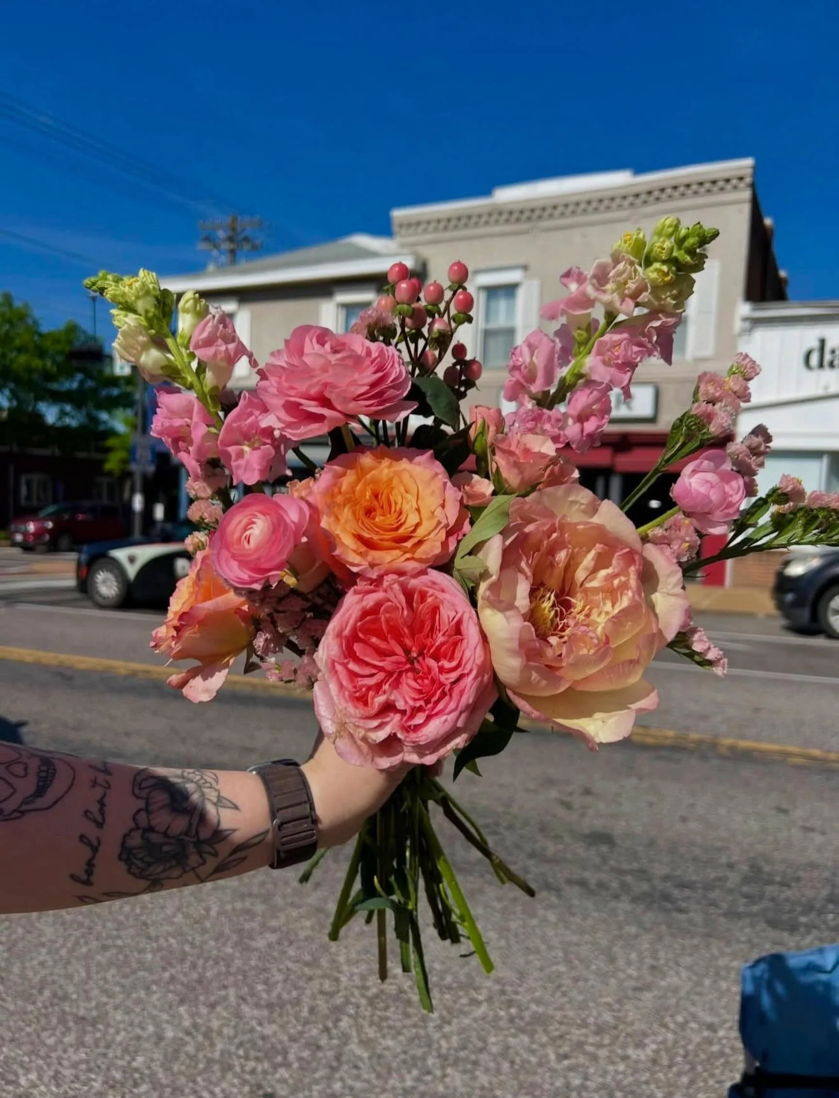 The perfect spring bouquet doesn&rsquo;t exist&hellip; oh wait, it does! 💐
Build your own at the flower trucks today. Find us in STL @_ao_co 9-2 and in Kirkwood @honeybeesbg 9-2.

Also, join us for our Petals &amp; Pilates event at 10:30am at 2638 L