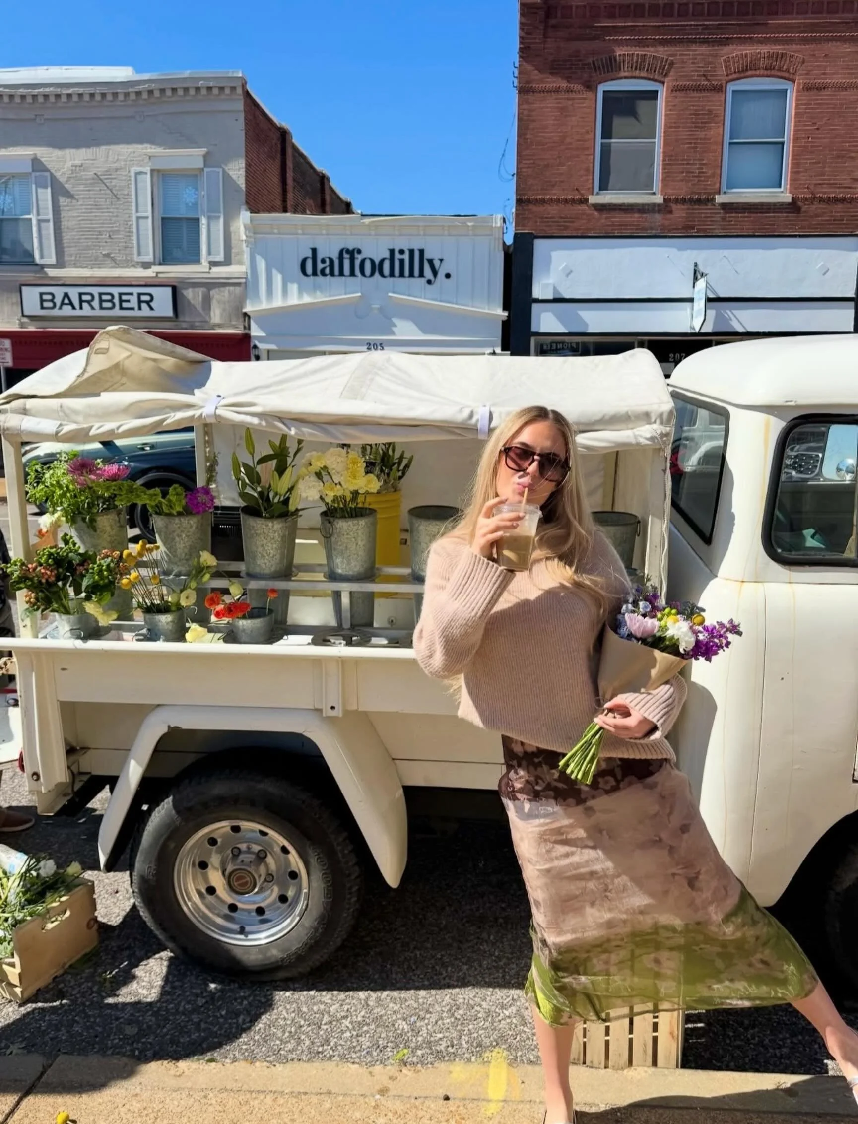 It&rsquo;s perfectly acceptable to plan your whole Sunday around visiting the flower trucks. 💁&zwj;♀️ Come have fun with us in STL @russellsstl 9-2 and in Kirkwood @honeybeesbg 9-2. 

See ya soon!