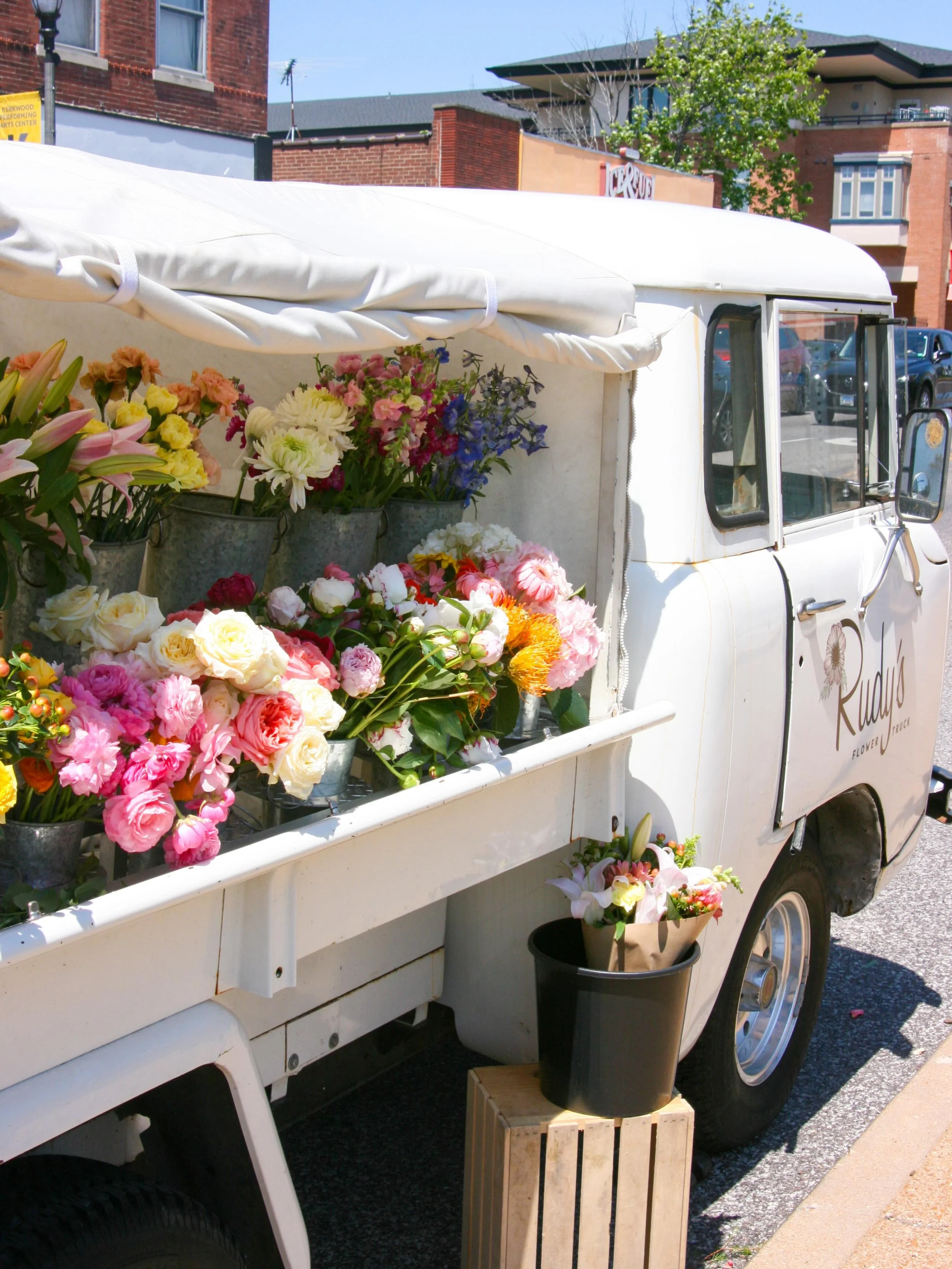 Kickoff the long holiday weekend with flowers!

Find us in STL at @_ao_co 9-2 and in Kirkwood at @kirkwoodfarmersmarket 8-1.

Catch ya at the trucks!