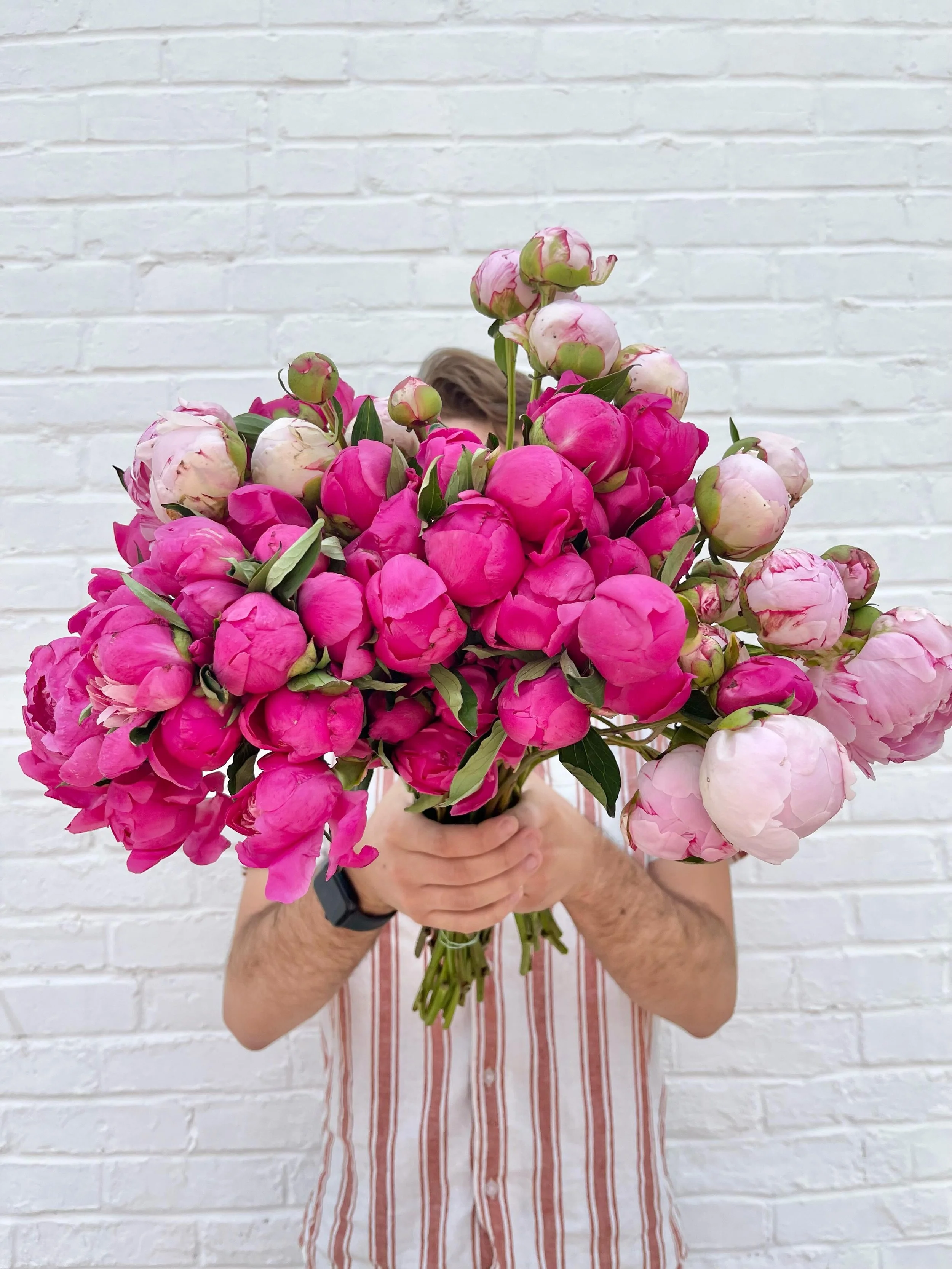 Our flower lineup for this weekend is giving sorbet 🍧😍 Come build the summer sunset bouquet of your dreams with us today in STL at @_ao_co 10-3, in Kirkwood at @teleocoffee 9-2 and in IL at @junesinshiloh 9-2.

We&rsquo;ll have peonies, ranunculus,