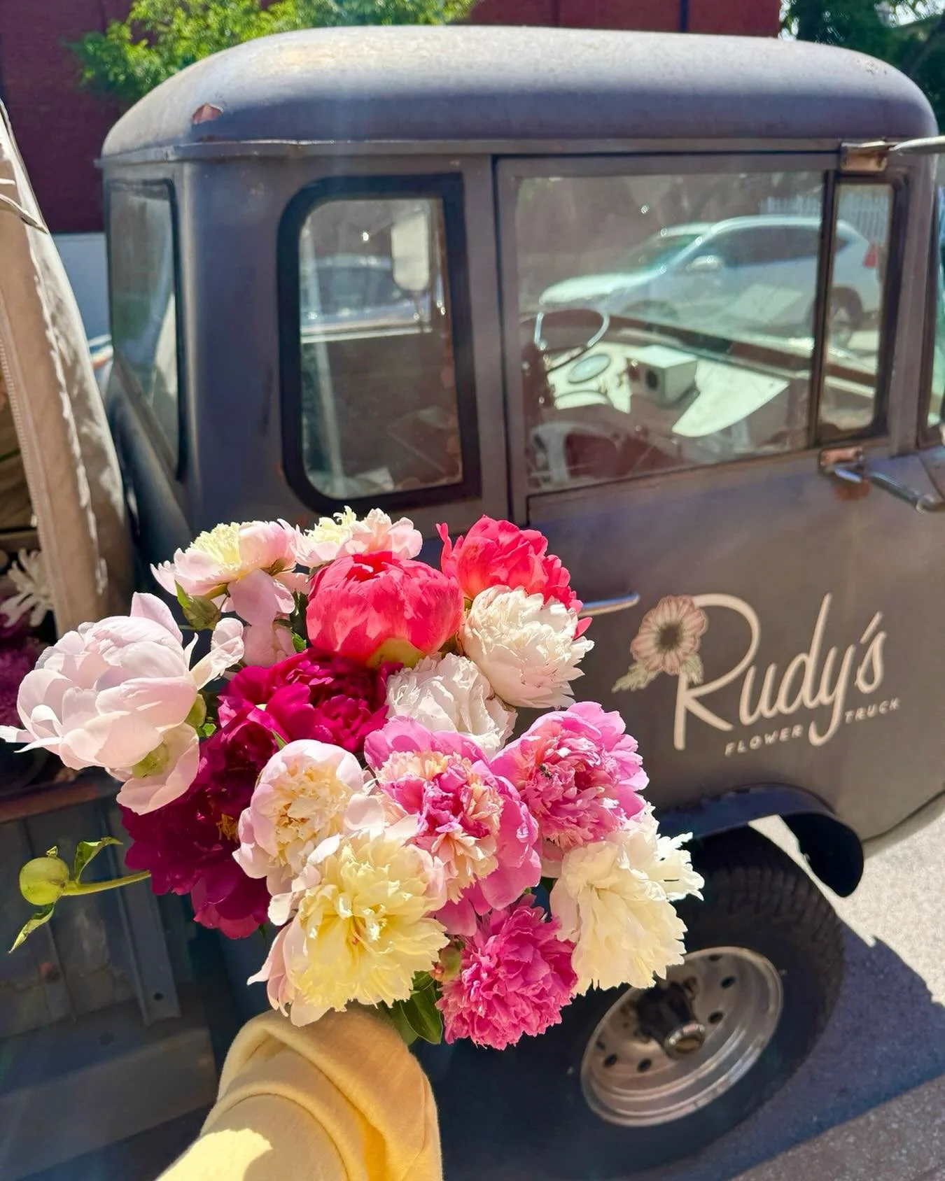 It&rsquo;s self care Sunday! Romanticize your Sunday with flowers (&amp; peonies)! Find us in STL at @shawscoffee 9-2, in Kirkwood at @littlesloftplaycafe 9-2, and in IL @junesinshiloh 9-2.

See you soon! ❤️