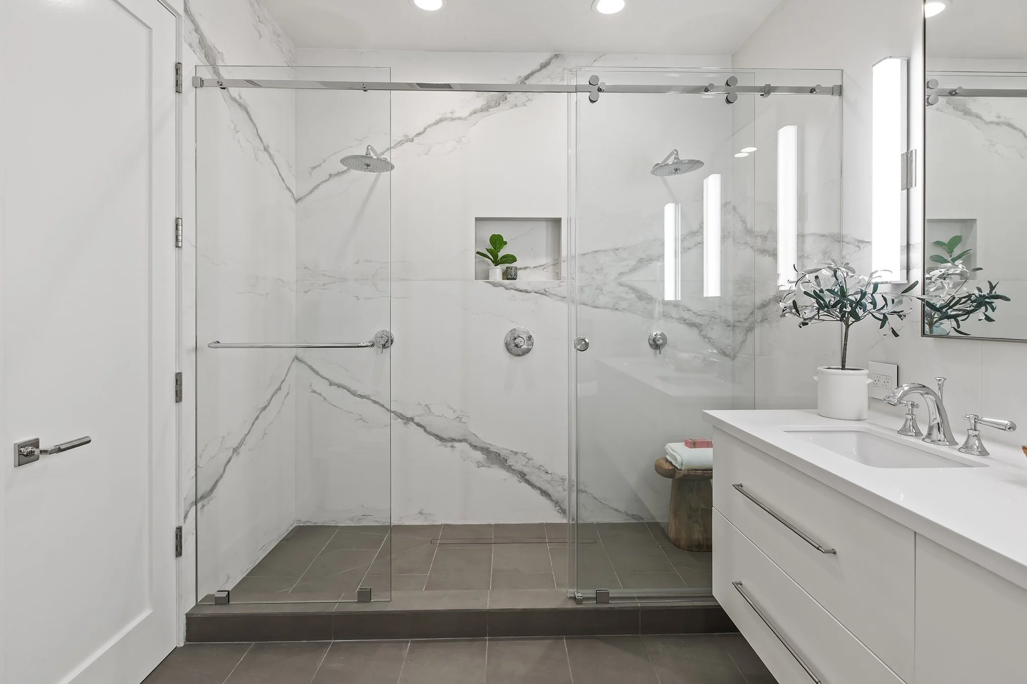 2703_21st 1Bath3.jpg