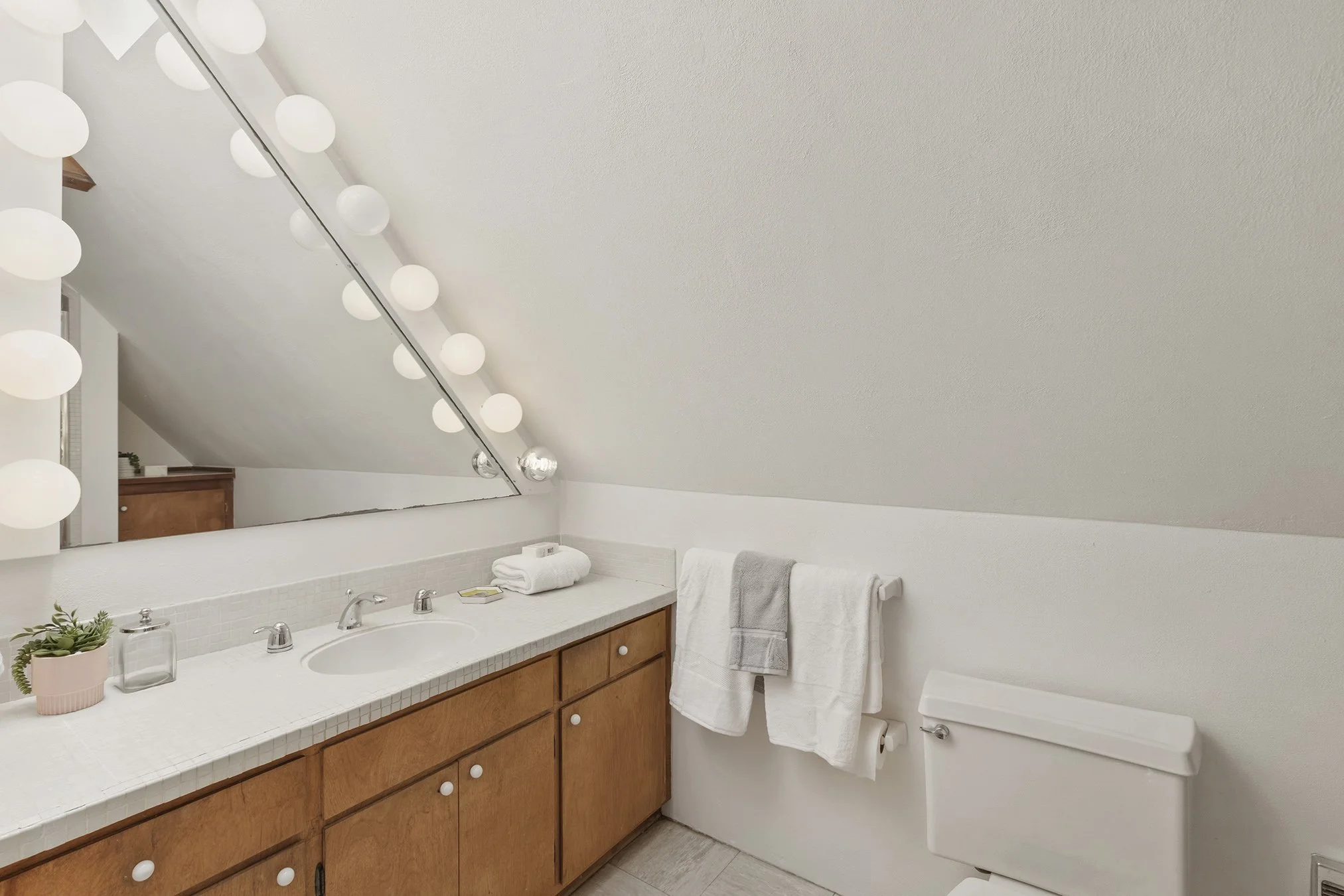 228_32nd 3Bath1.jpg