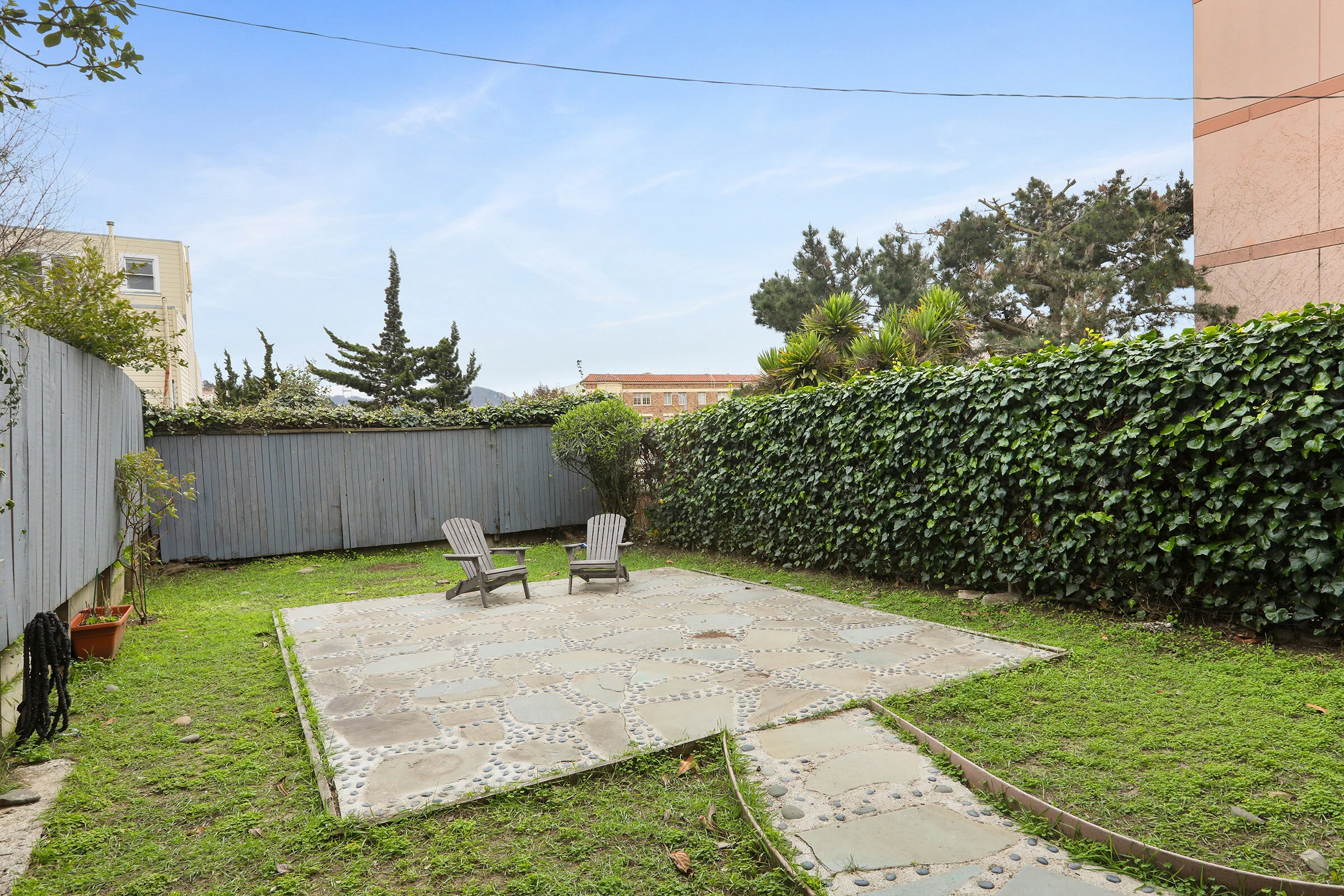 3733Sacramento Yard2.jpg