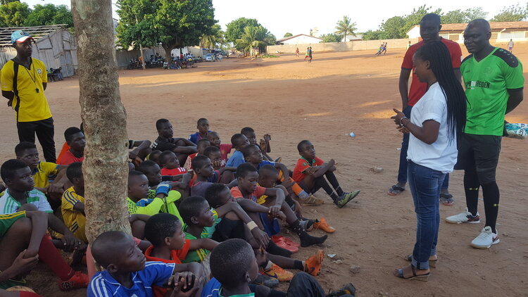 Hundreds of children who are passionate about football on climate change issues and the protection of the environment, but also to follow them in their school curriculum and to help the most vulnerable to have the courage, the strength and the means necessary to go to school and flourish.