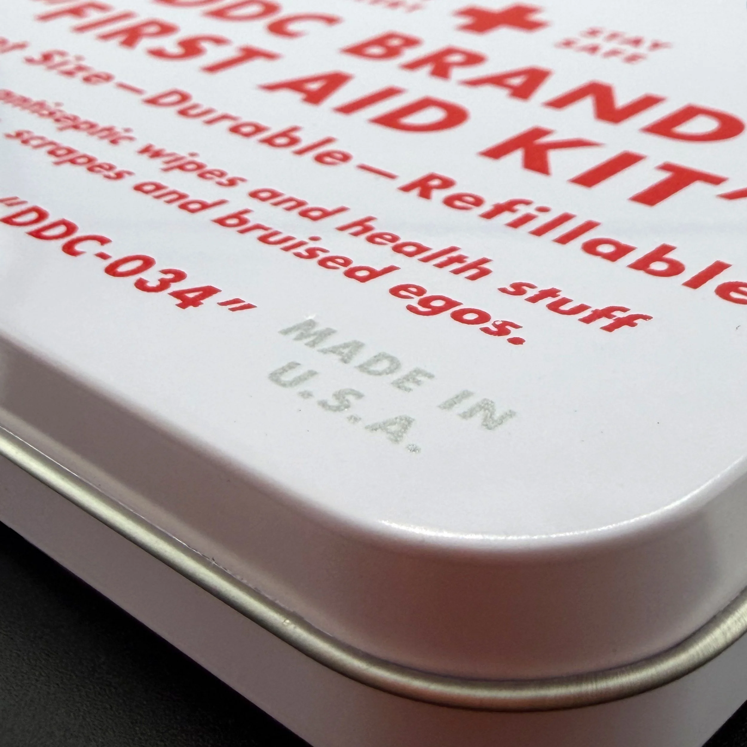 ddc-034_tin_first_aid_kit_corner_detail.jpg
