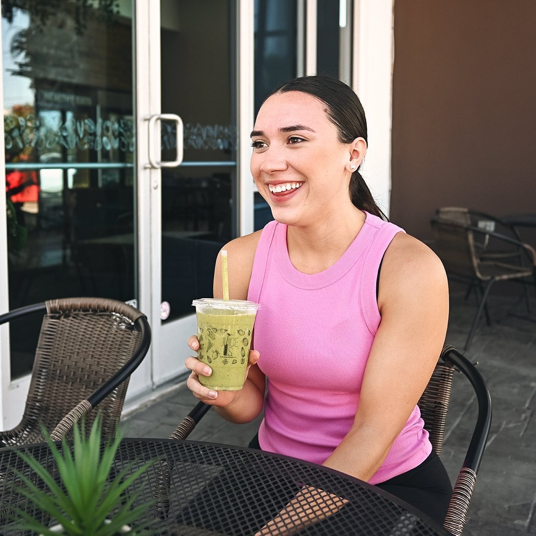 Chill vibes🫰🏻 &amp; smoothie sips on the @juiceus_ terrace! 🌿 Enjoy the sunny day with a refreshing blend in hand. 💞

Order now through&nbsp;@juiceus_&nbsp;app! Link in bio.

#rgv&nbsp;#rgvfood&nbsp;#area956&nbsp;#instahealthy&nbsp;#juice&nbsp;#h