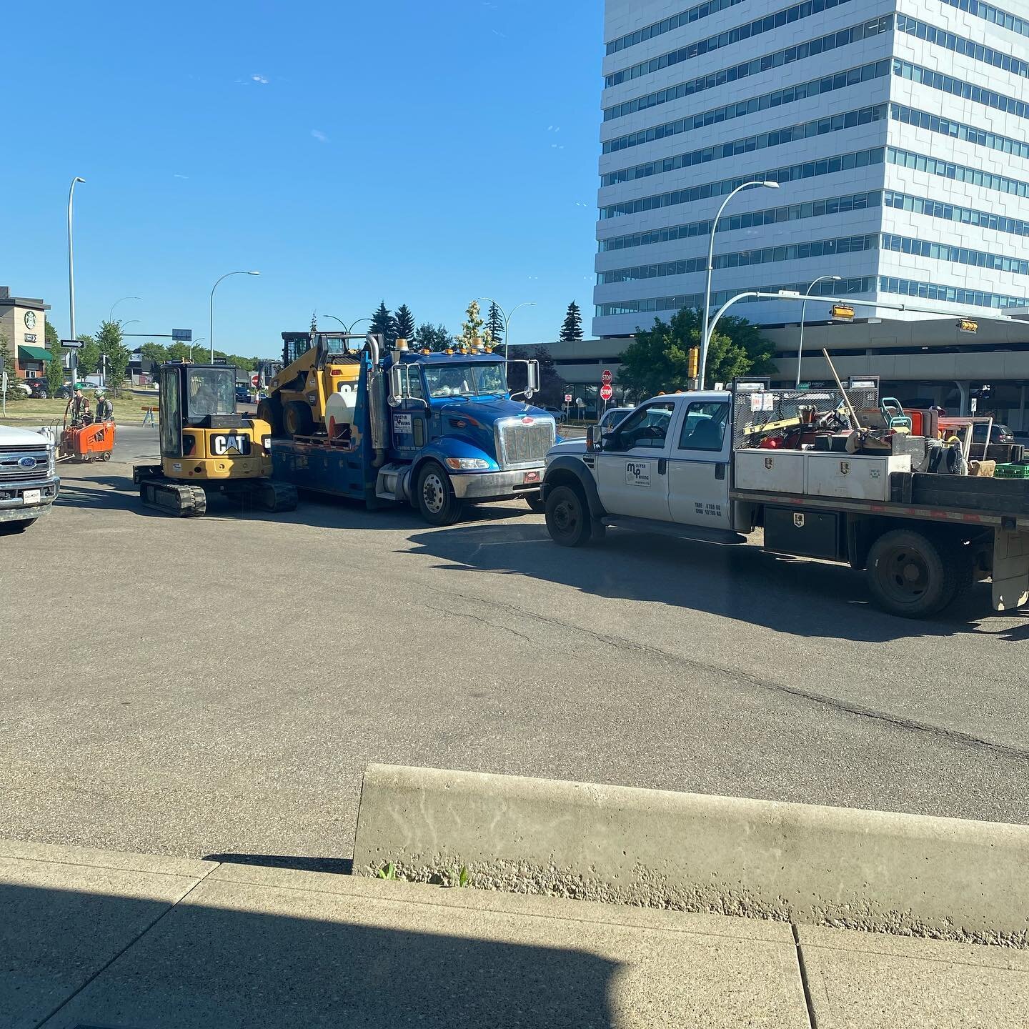 Don&rsquo;t be scared of all the action out front. We&rsquo;re all still open! Parking is available. 
@bin104 @ironsalonyeg @bay.berriesintimates 
@eddiesmens 

#constructionseason