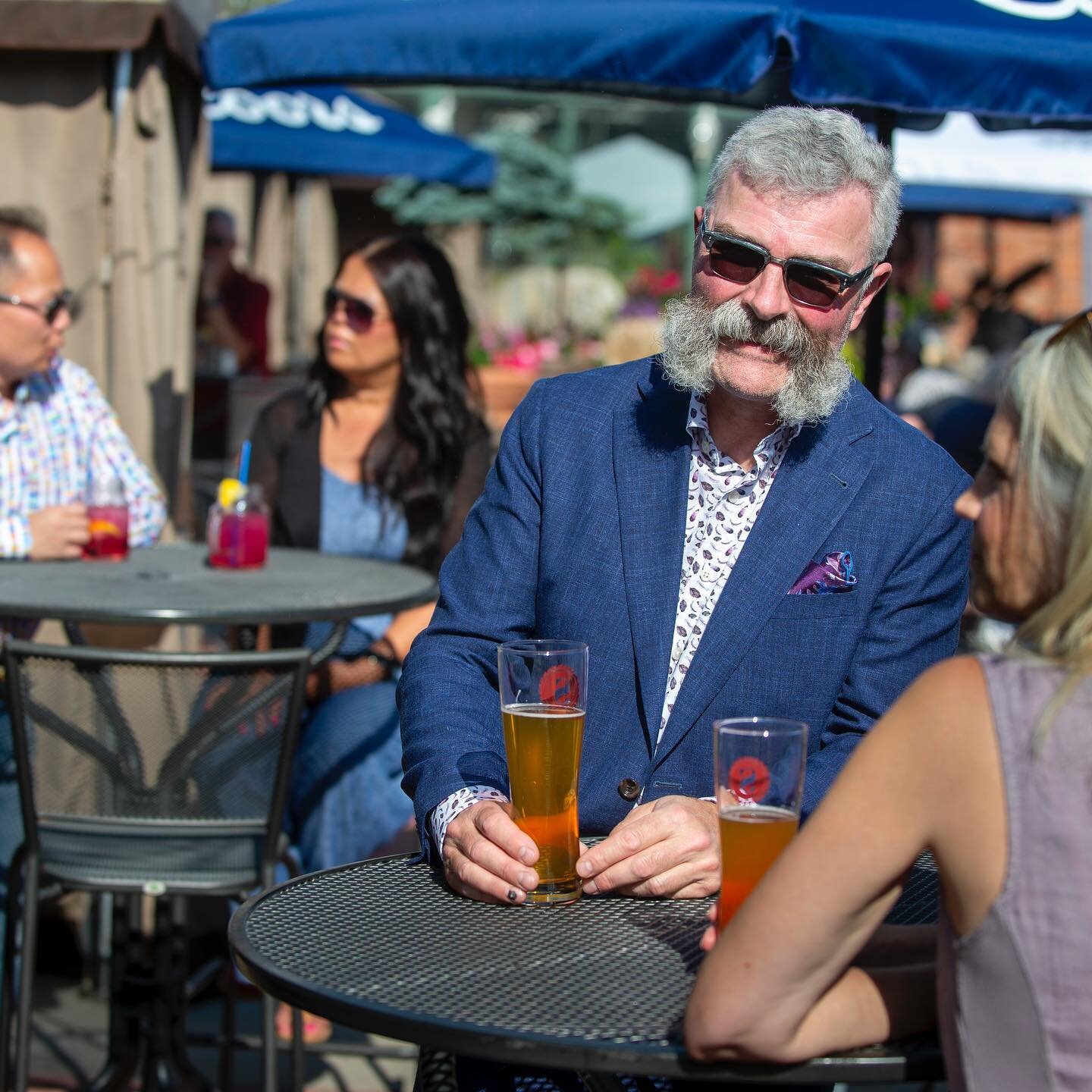 Perfection is this brilliant blue linen/silk suit by @jackvictorofficial paired with a linen shirt by @samuelsohn 🇨🇦
Cheers to patio&rsquo;s everywhere!
🍻 ☀️ 😎
#EddiesMensWear
#JustSouthOfNormal
.
.
.
.
#staffphotobomb
#madeincanada
#yeg #edmonto