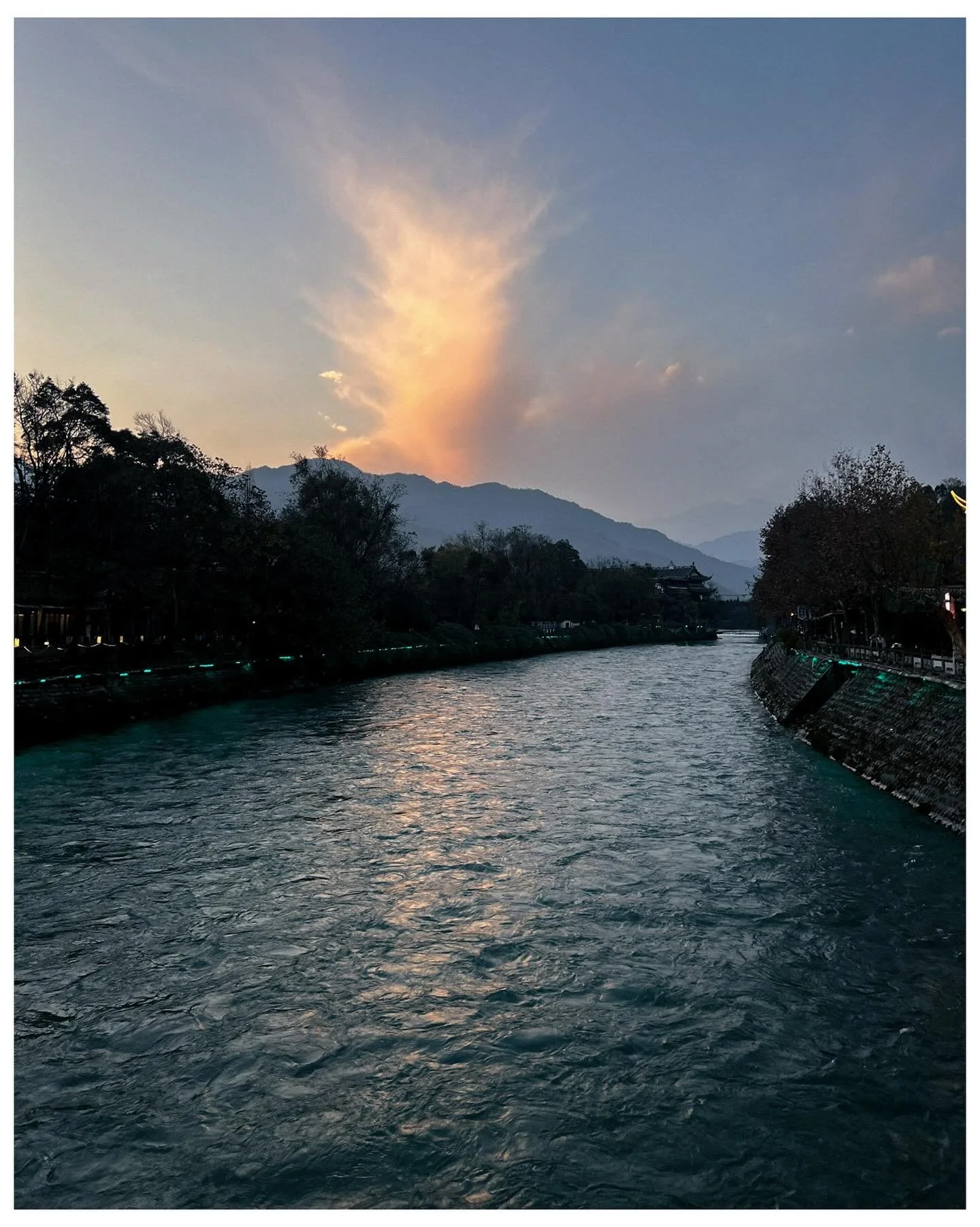 Archive.
Between river and sky.
#成都