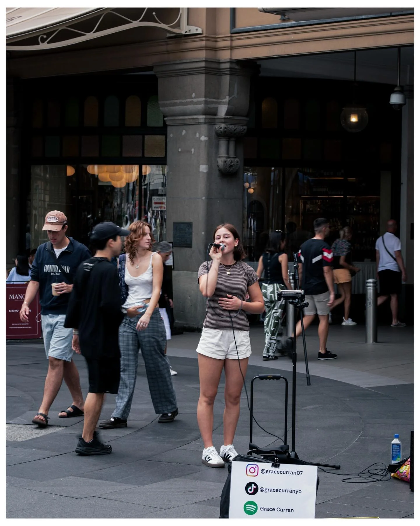 🎤 
#SydneyStreet
#StreetLife
#AvailableLight
#UrbanMoments
#OldSchool