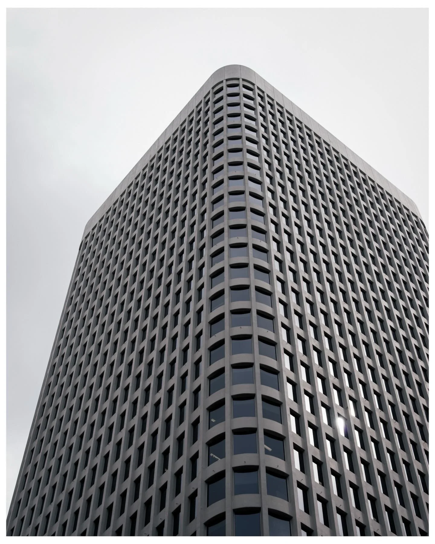 Lines. Light. Silence. Just geometry against the sky.
#streetphotography
#architecturephotography
#urbangeometry
#sydney 
#minimalmood