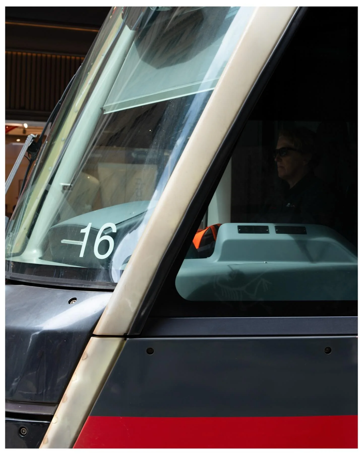 🚇 #sydneystreetphotography #sydney #georgestreet #driver