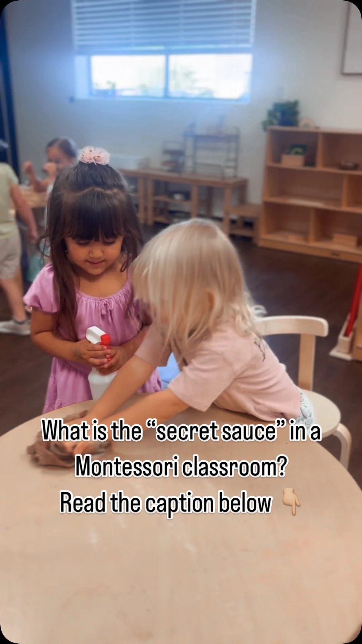👫✨ Did you know the secret sauce of Montessori learning is… peer-to-peer collaboration? 👀 Toddlers learn so much just by watching and working alongside each other! From pouring water to putting on shoes, older friends inspire younger ones, a
