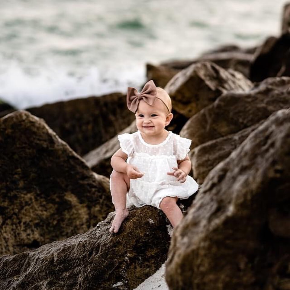 Big bow ☑️
Big smile ☑️
Cuteness overload ☑️

Can't get enough of this amazing session we had out at Alabama Point with Emilie and her little family! 

#alabamaphotographer #gulfcoastphotographer #gulfshoresphotographer #GulfShores #orangebeachalabam