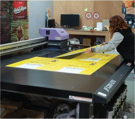 Sogn operator changing over coreflute signs printed on the mimaki flatbed printer