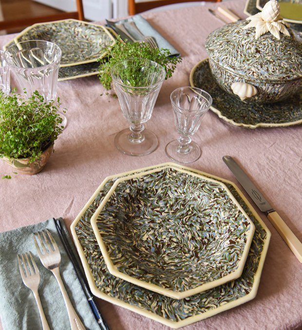 la-tuile-à-loup-paris-shop-french-marbleized-ceramics-boutique-marbled-plates-pottery-tureen-pink-linen-tablecloth.jpg