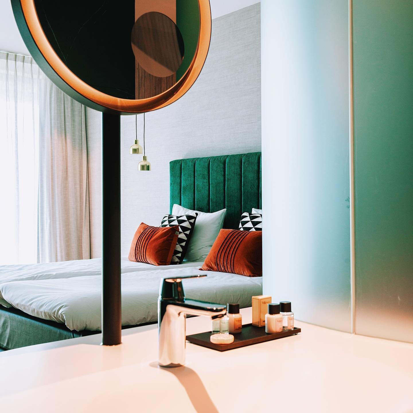 ⚡️Deluxe Room⚡️
@hotelschiedam 
&bull;
Hotel design! ⚡️ 
www.horecasfeermakers.nl
&bull;
No guts, no glory!⚡️
@horecasfeermakers 
&bull;
📸: @studiosoon.co 
&bull;
#hotel #hoteldesign #hotelontwerp #ontwerp #hospitalityinteriors #schiedam #vandervalk