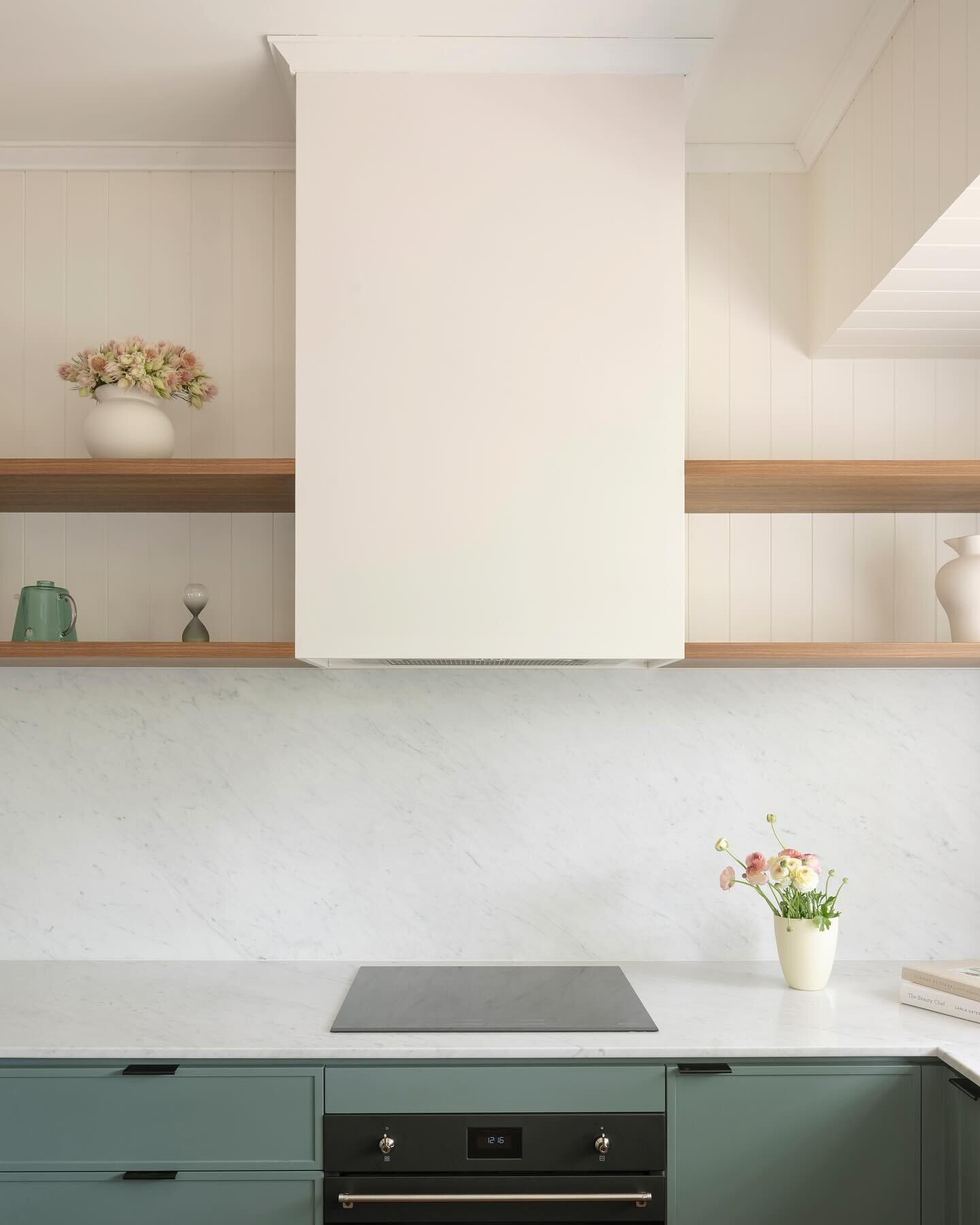 O P E N  S H E L V E S

Are you considering open shelves in your kitchen?

Open shelves aren&rsquo;t for everyone but they can be highly practical and look fantastic!

While they do require a little more upkeep, a regular dust is a must; if you&rsquo