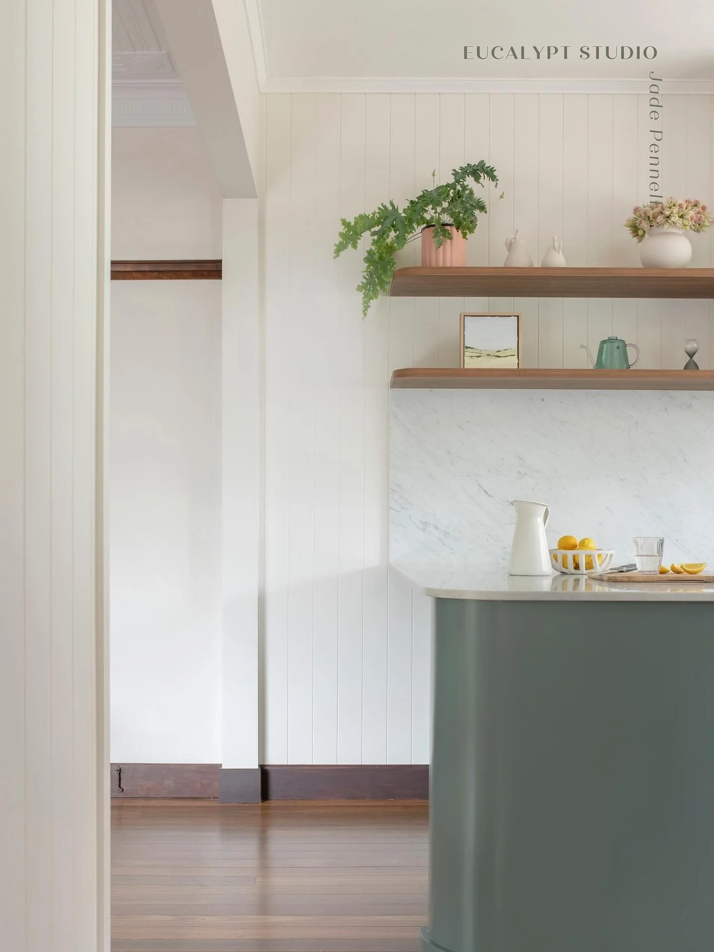 A little calm, a little colour.

Soft timber, fresh marble, and a touch of green to anchor the heart of the home.

📸 @alannajaynemctiernan 

#kitcheninspo #kitchenideas #interiordesign #kitchenrenovation
#australianinteriors #brisbanedesign
