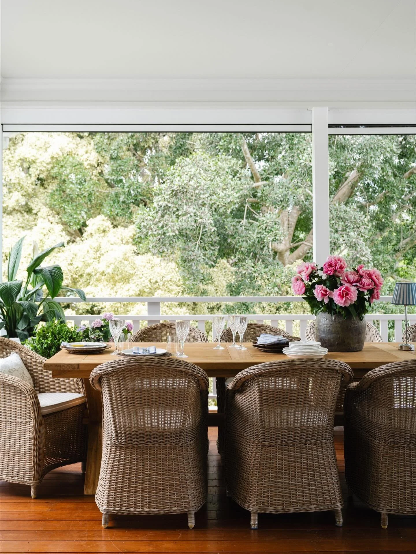 &rsquo;Tis the season for entertaining.
The deck at Maison de toujours was designed for long lunches, layered conversations and gatherings that spill well into the evening. With hosting at the heart of the brief, generous dining for 16 quickly became