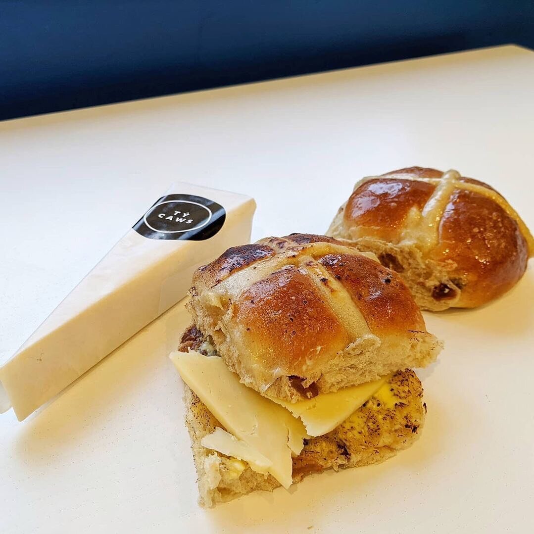 The future of Hot Cross Buns! 🧀 Lucky #Cardiff folk can try a sample @pettigrewbakes this week!

__________

Posted @withregram &bull; @pettigrewbakes HOT CROSSED BUNS!!

We have partnered with the lovely folk @tycaws to bring you a new hot crossed 