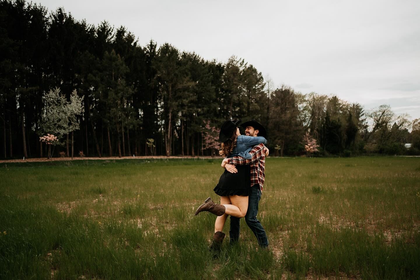 Home is where the heart is and my heart is anywhere you are❤️

#pennsylvaniacouplesphotographer #pennsylvaniaphotographer #lancasterphotographer #overlookpark #centralpaphotographer #yorkphotographer #lancastercountyphotographer #couplesphotographer 