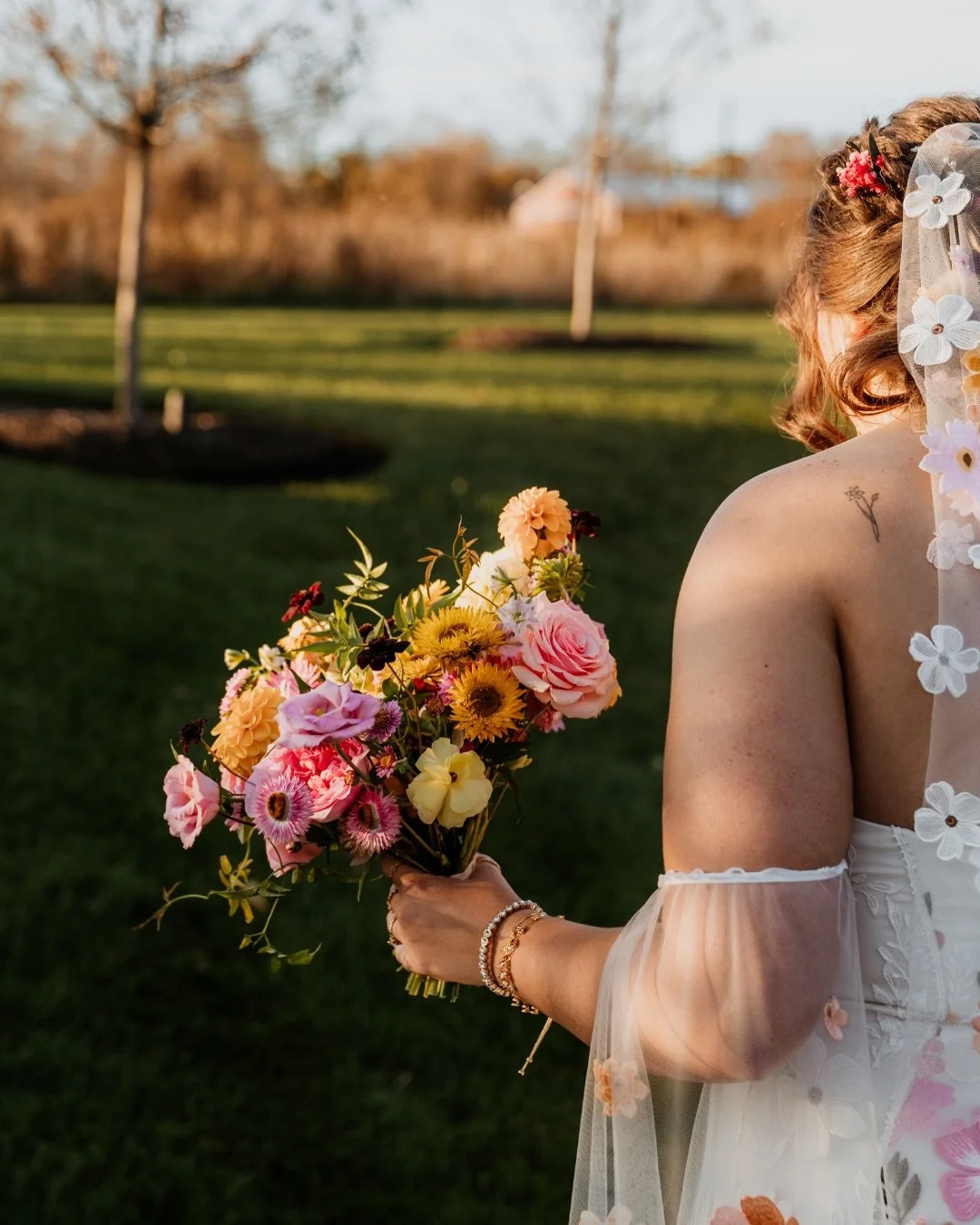 Currently searching for engaged couples who love fantasy novels, live for soft moody vibes, romanticize the little things and aren&rsquo;t afraid to add a little whimsy to their day✨

Bonus points if you read ACOTAR, love a good dark castle aesthetic