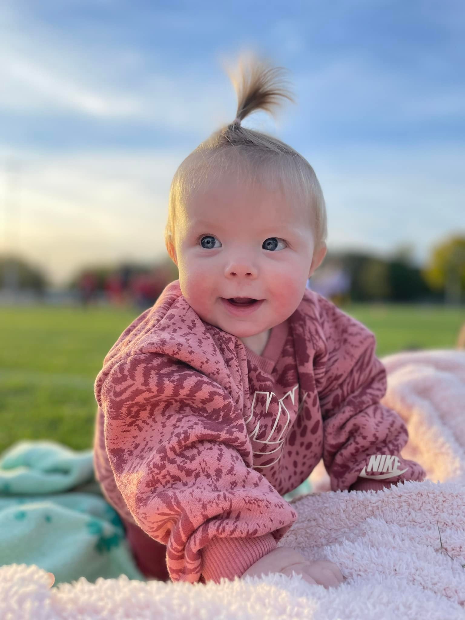 Miss Adaline loves cheering on her older brother Liam at football. It was a chilly one. 

📸Elle