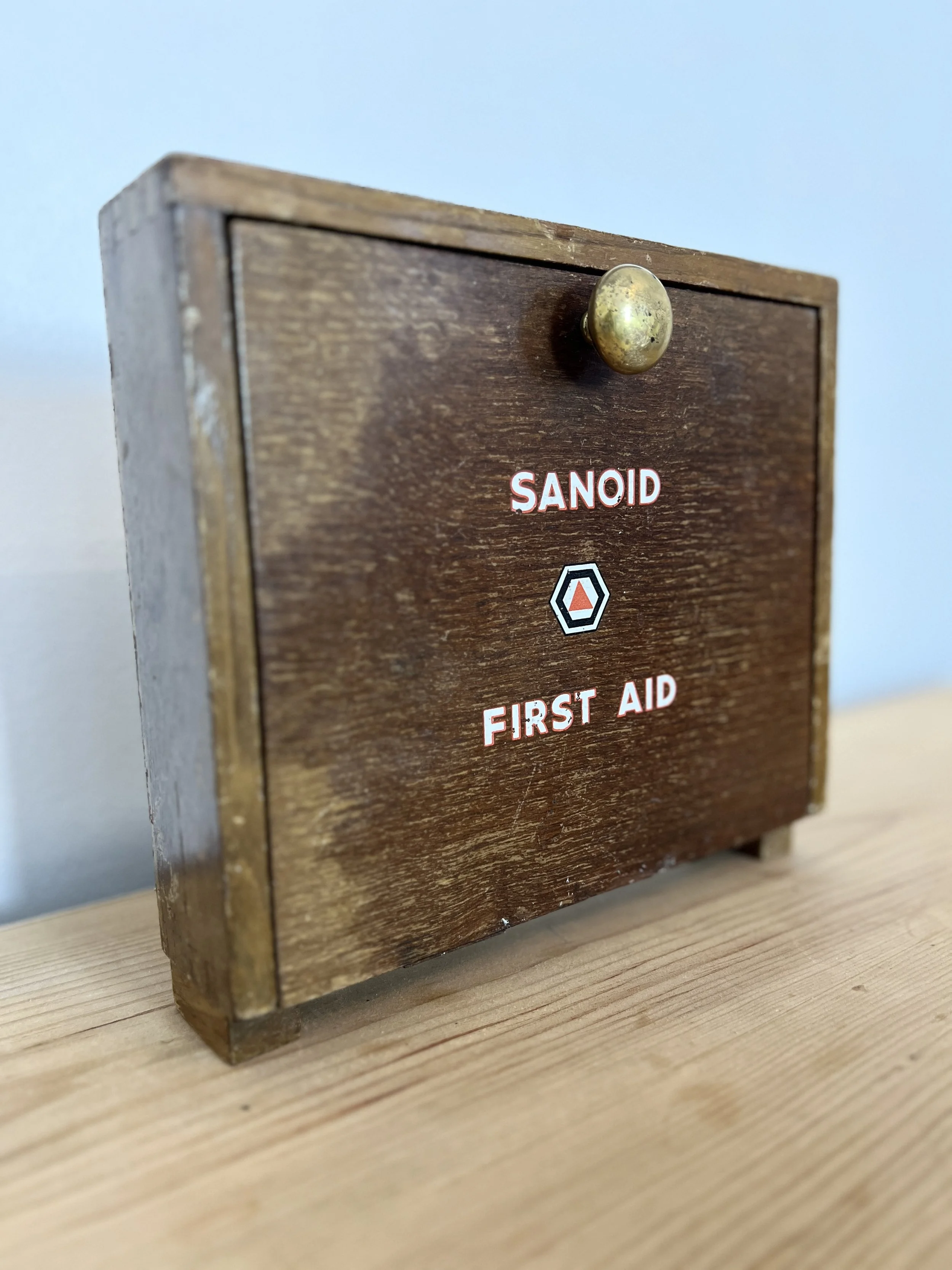 ev-home-vintage-sanoid-first-aid-box-7.jpg