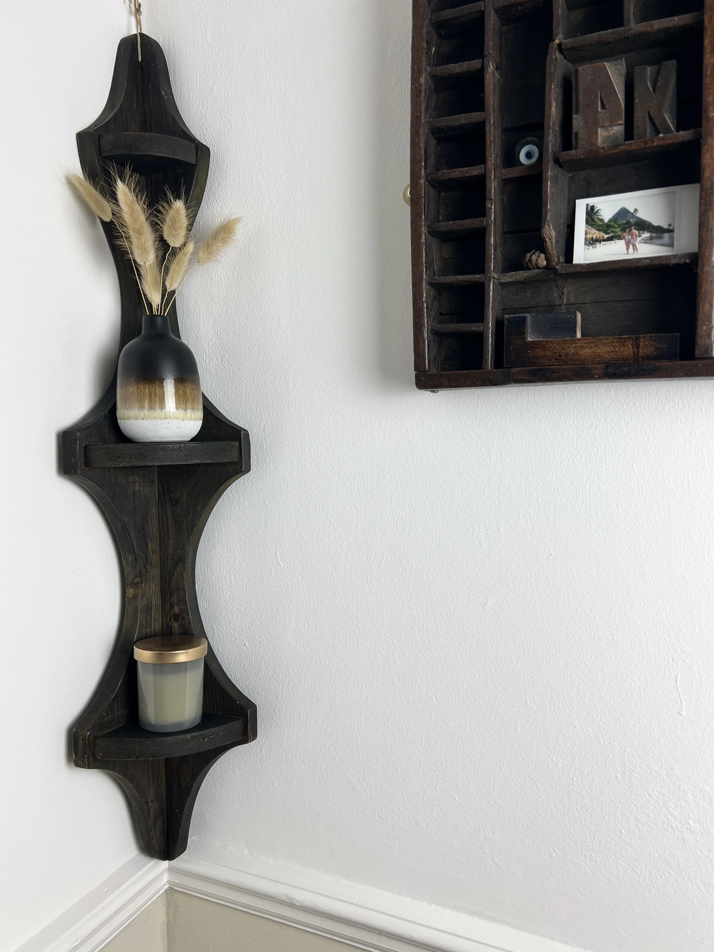 ev-home-rustic-wooden-corner-shelf-2.jpg