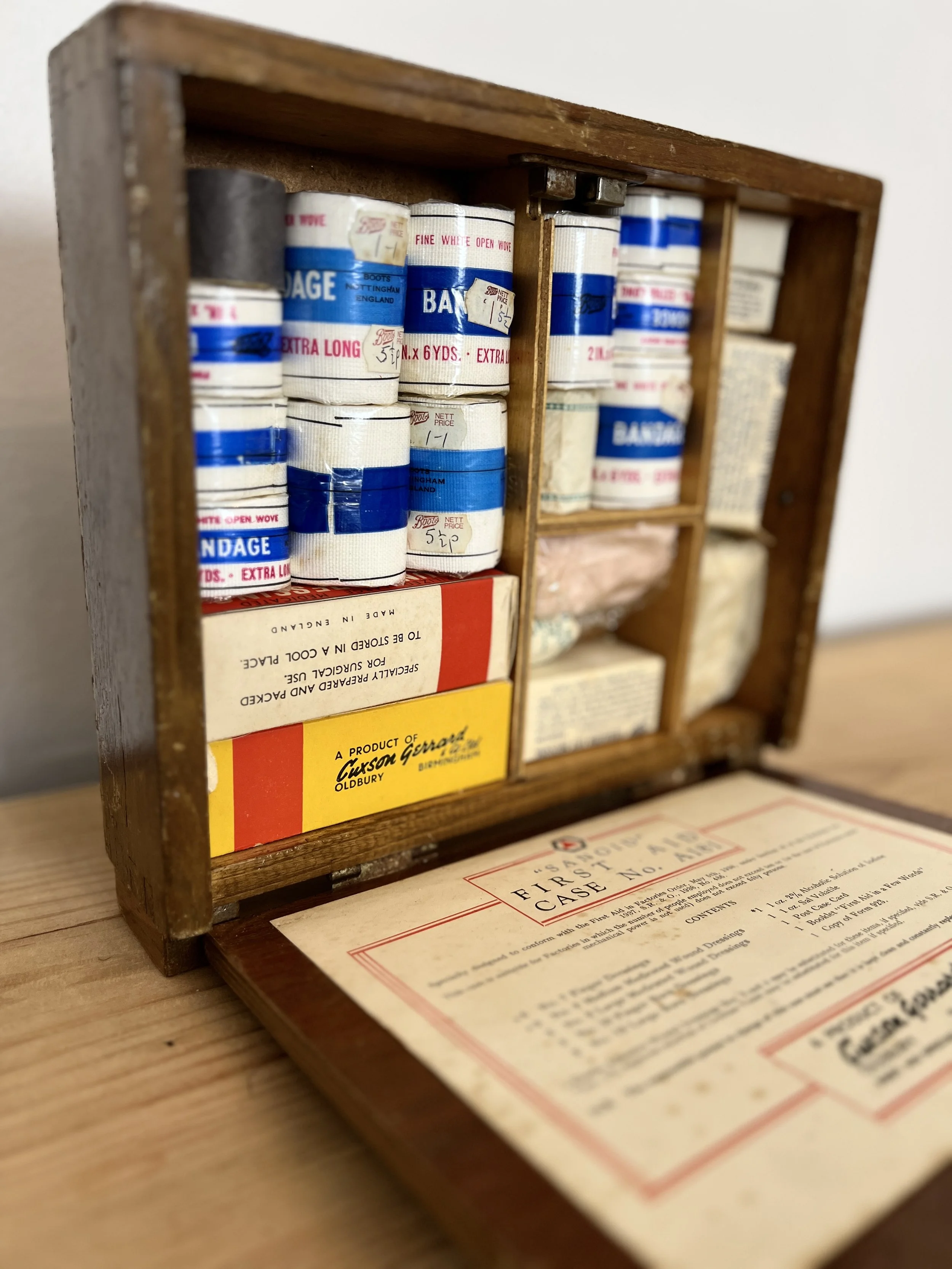 ev-home-vintage-sanoid-first-aid-box-10.jpg