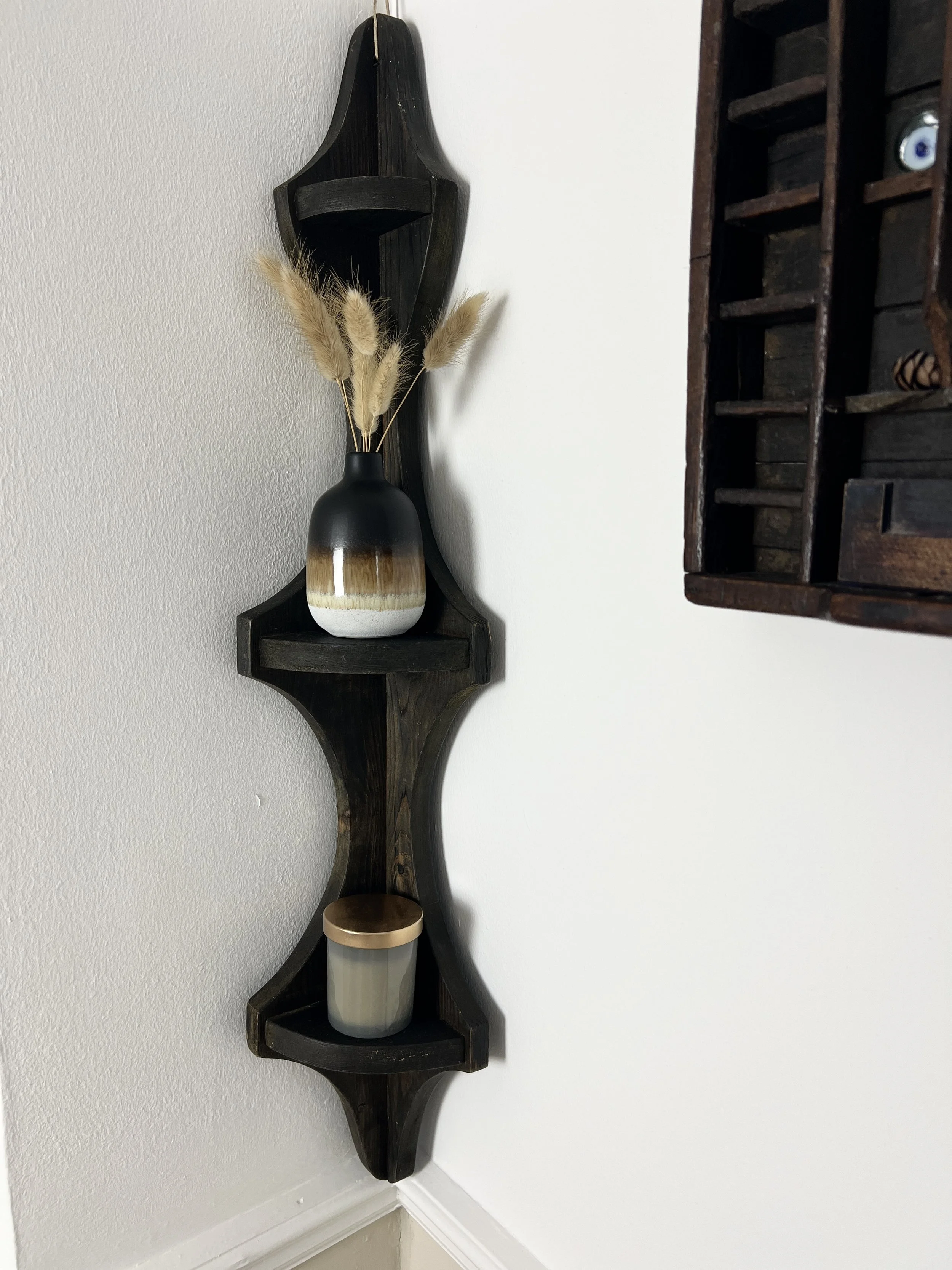ev-home-rustic-wooden-corner-shelf-8.jpg