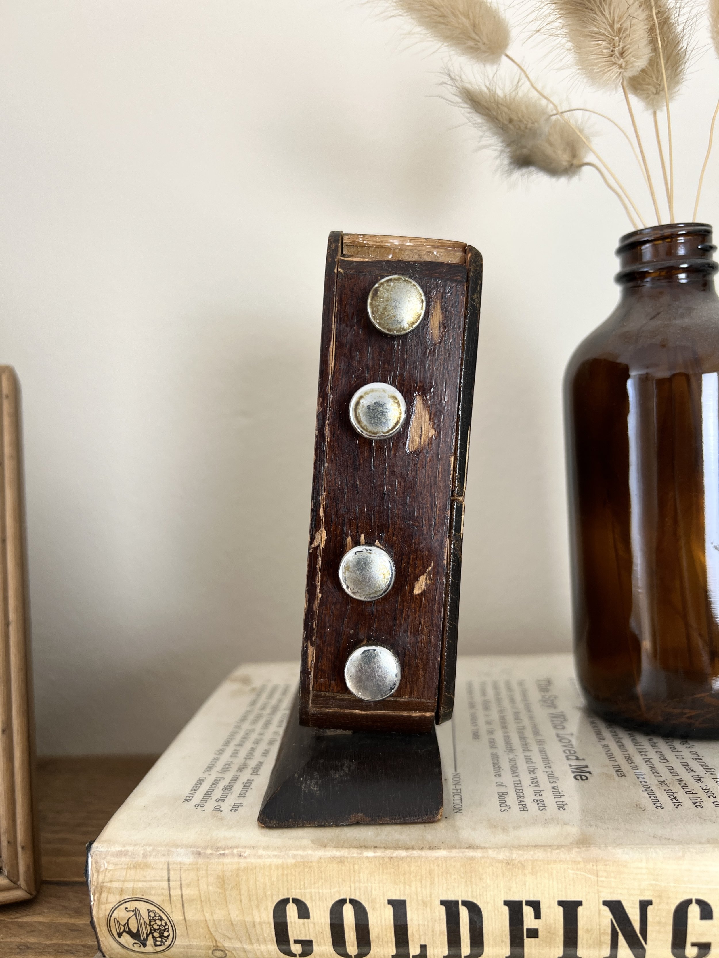 ev-home-vintage-perpetual-desk-calendar-1.jpg