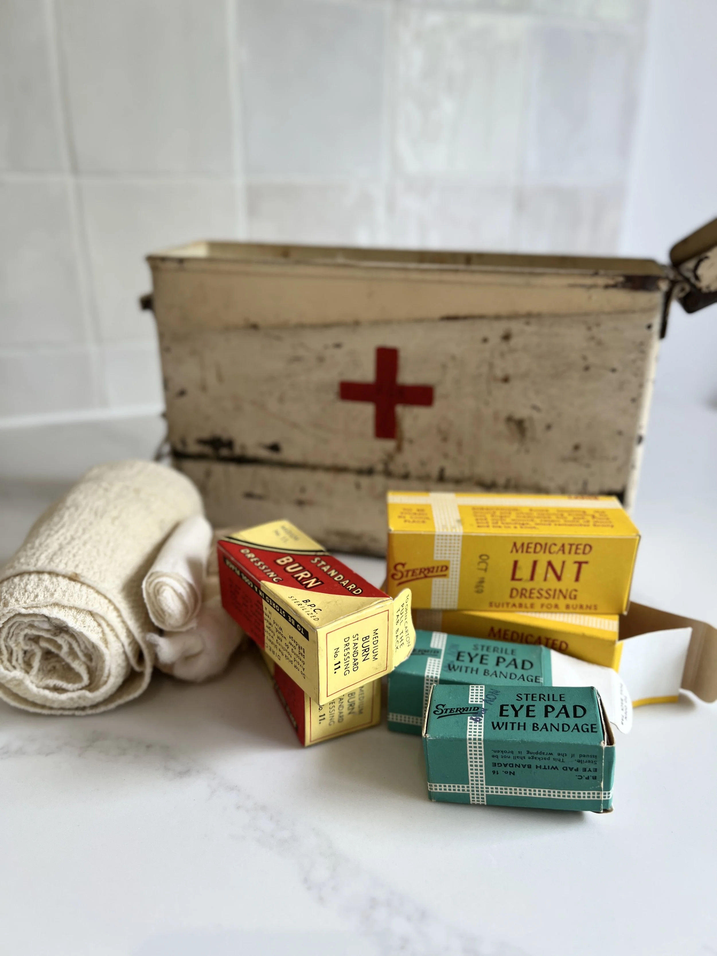 ev-home-vintage-british-military-first-aid-box-with-contents-7.jpg