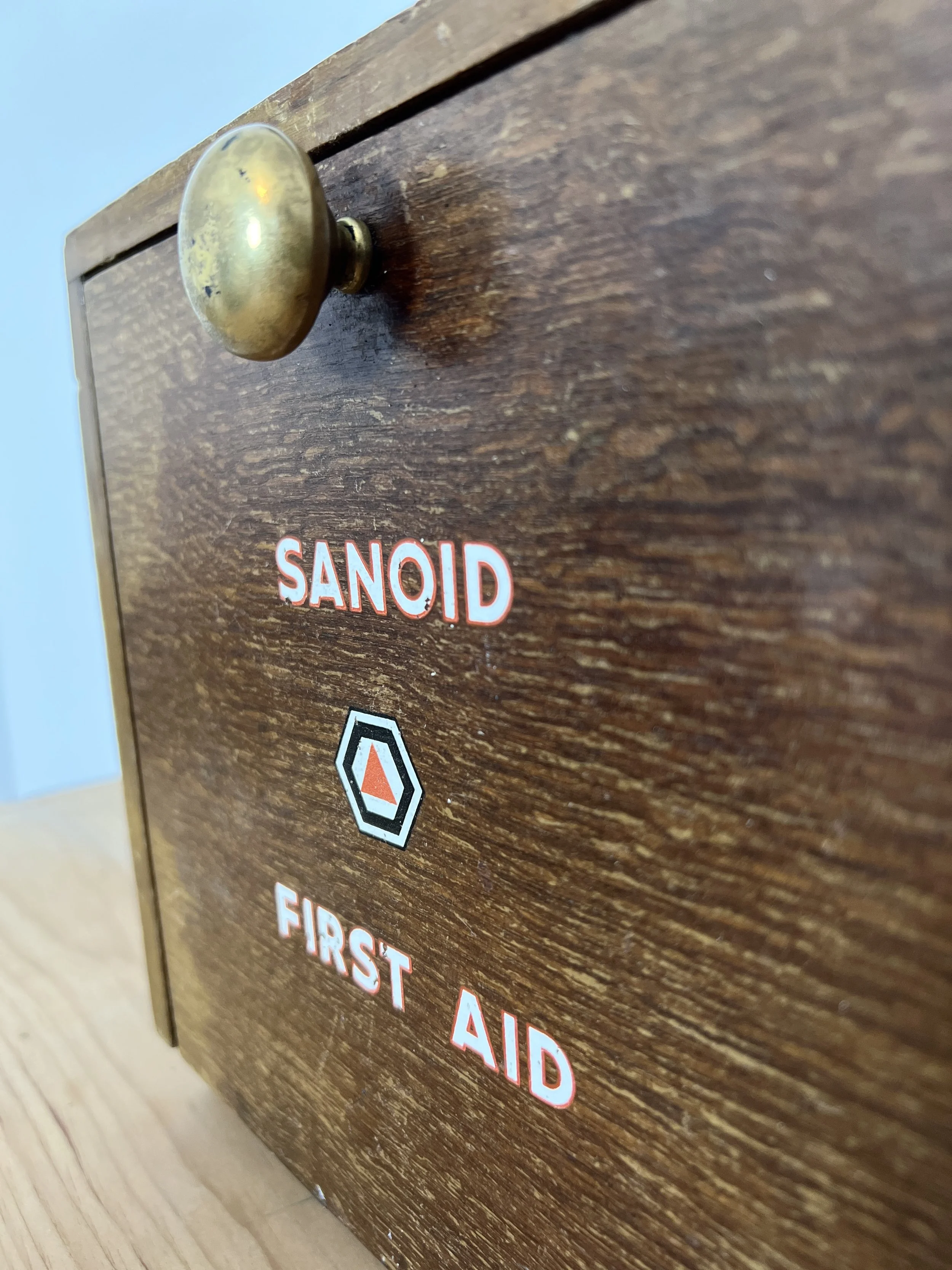 ev-home-vintage-sanoid-first-aid-box-2.jpg