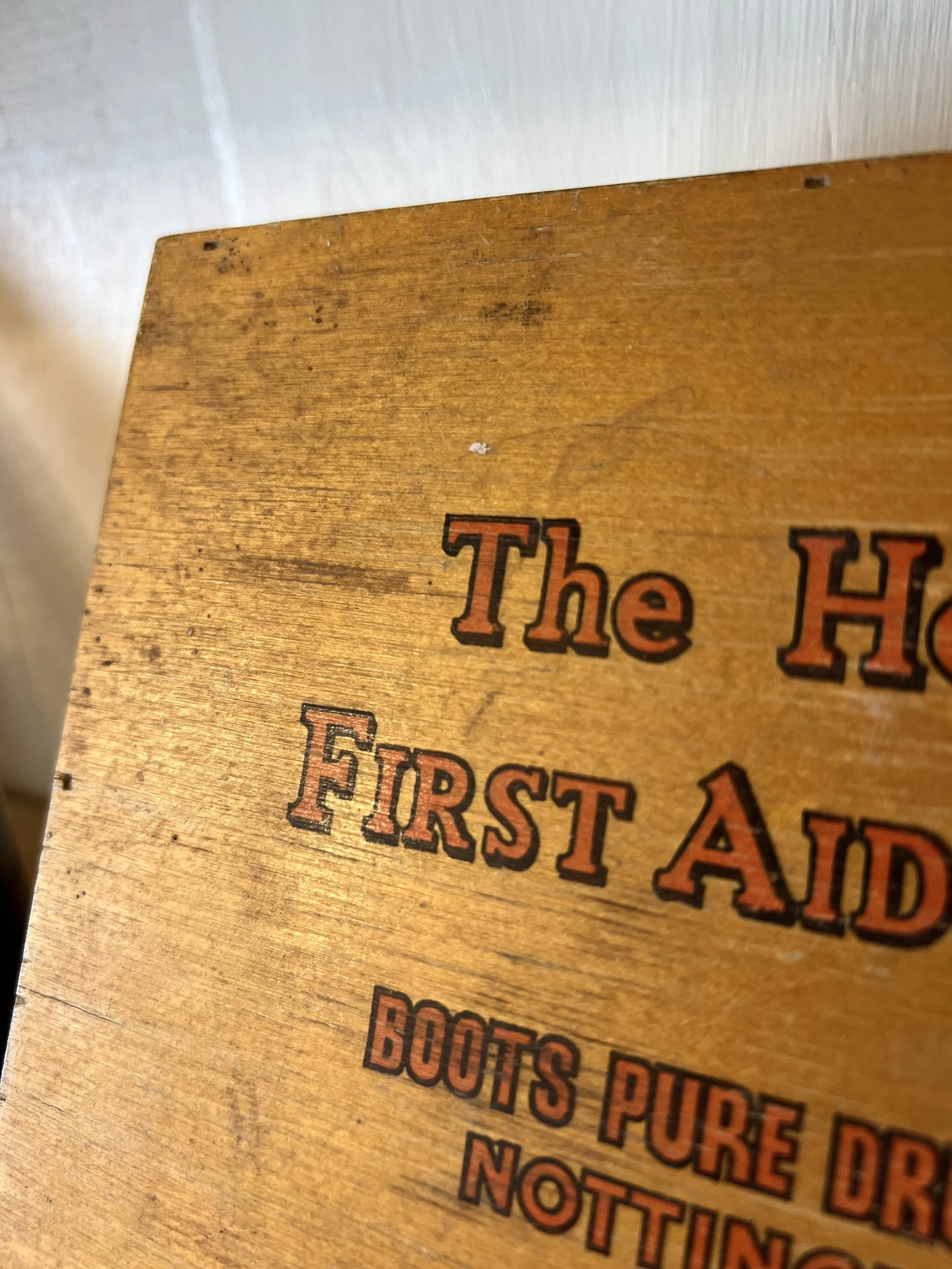 ev-home-vintage-wooden-home-first-aid-case-3.jpg
