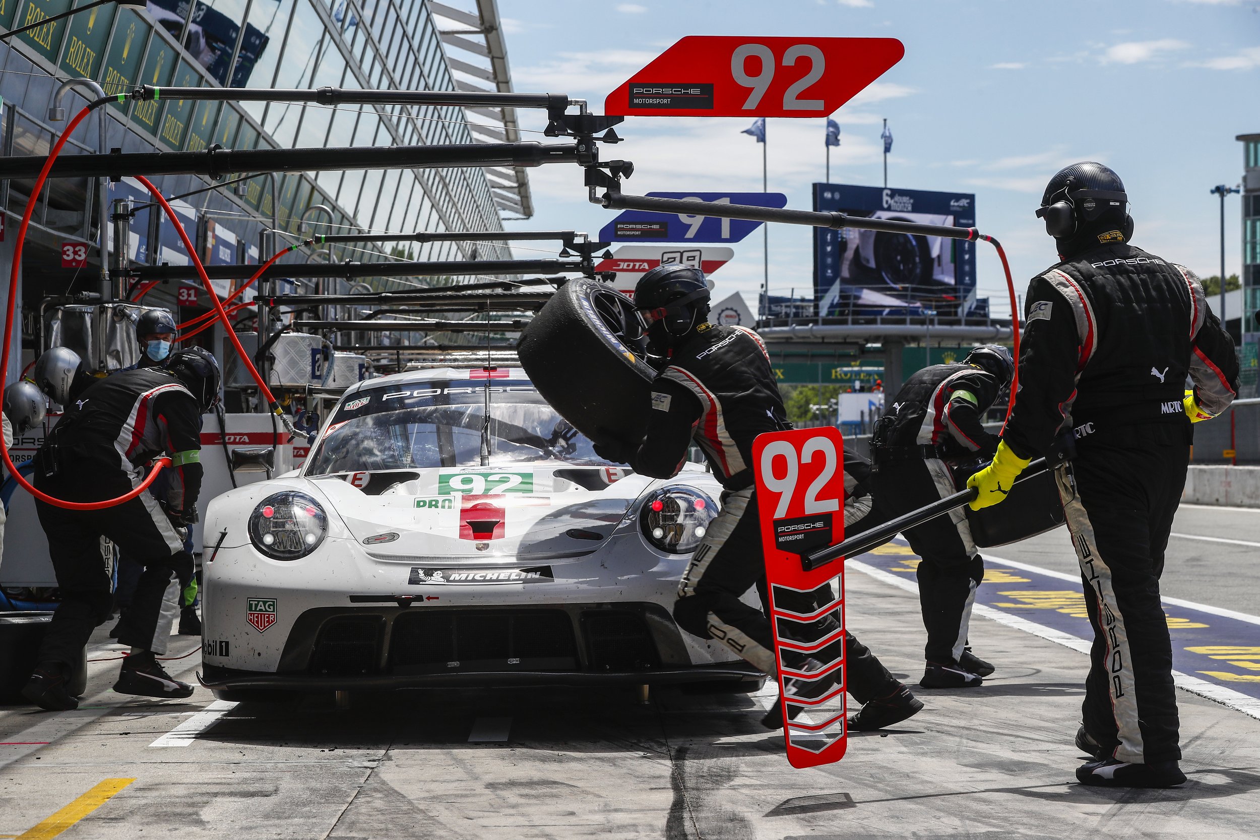 Porsche teams face huge challenges at the WEC season opener