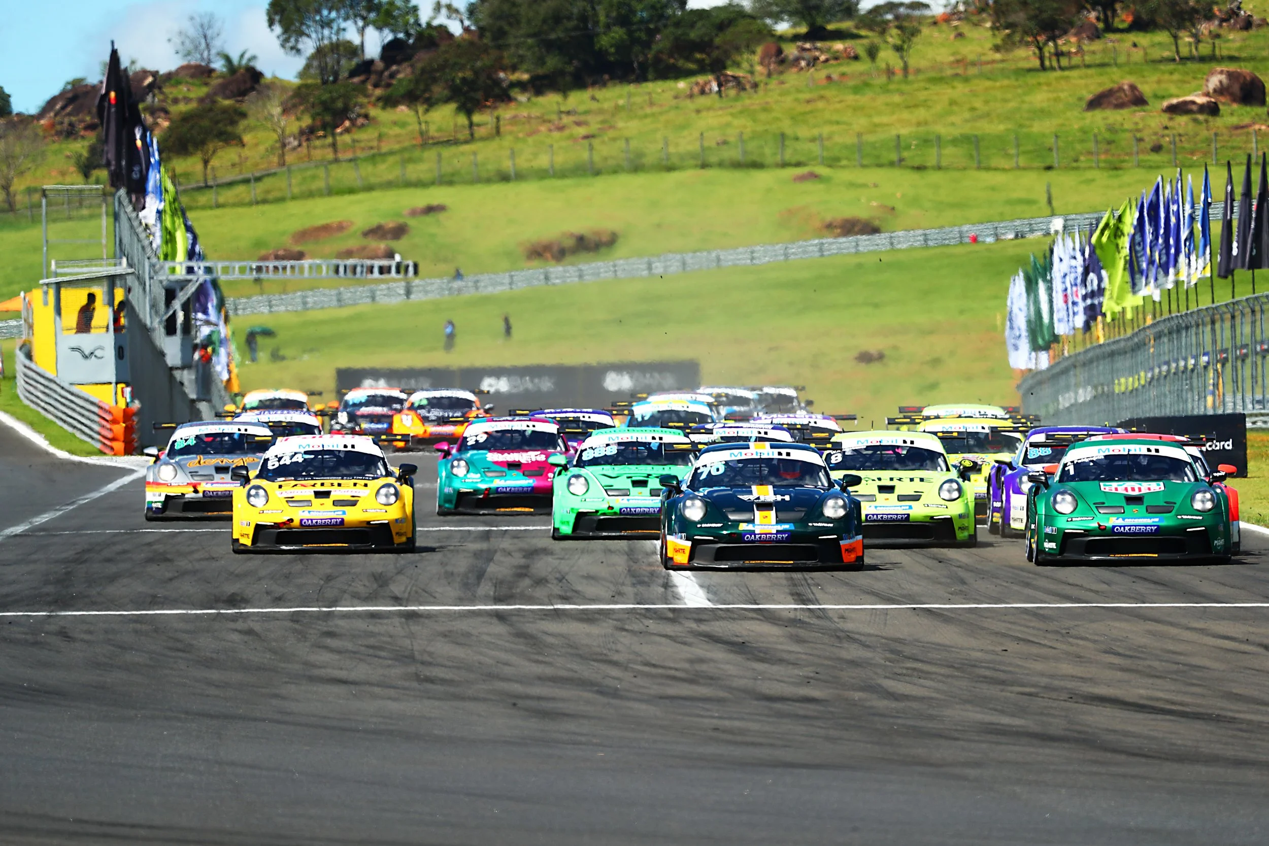 Miguel Paludo equals winning record in the Porsche Cup C6 Bank Mastercard and leaves Velocitta in the lead