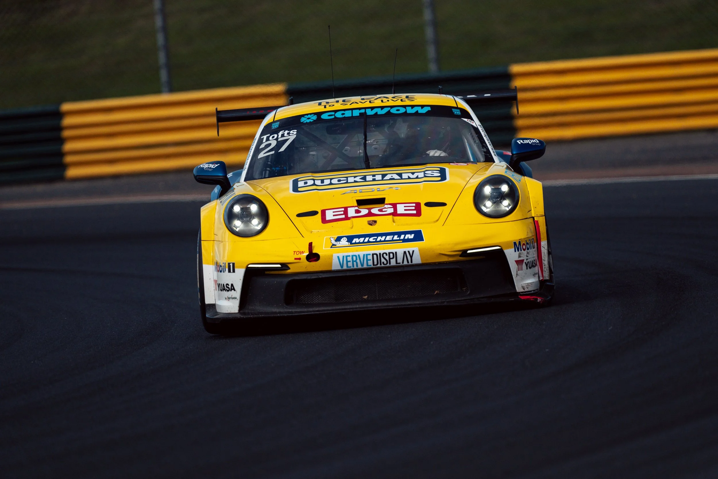 Duckhams Yuasa Racing battles hard for valuable points at Croft