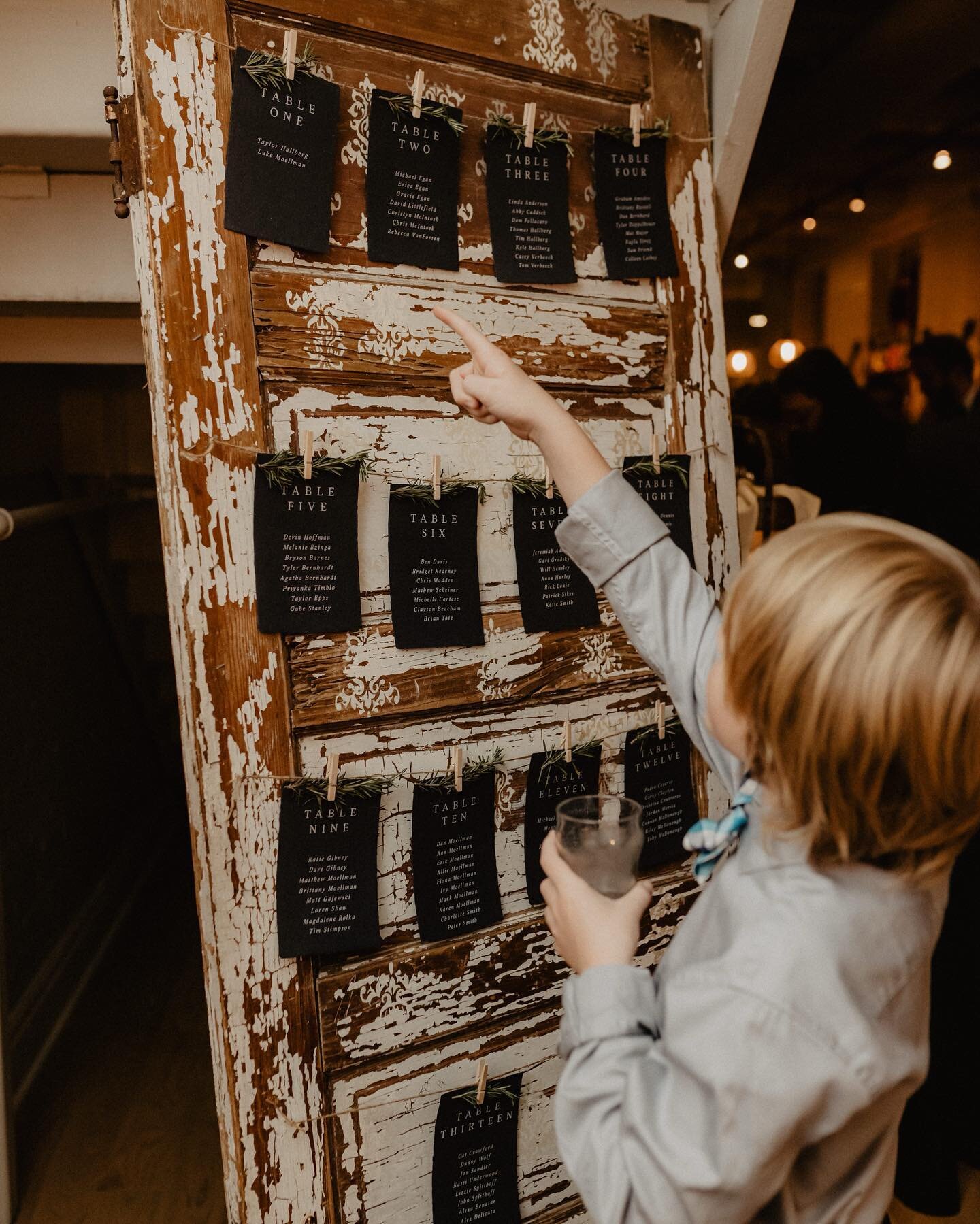 Needing somewhere to display your seating chart? Put our vintage door to use! 

&bull; We&rsquo;ve seen all sorts of usage including seating chart, Polaroids, memory gallery, coasters, and more! 

📸: @nicolenerostudio