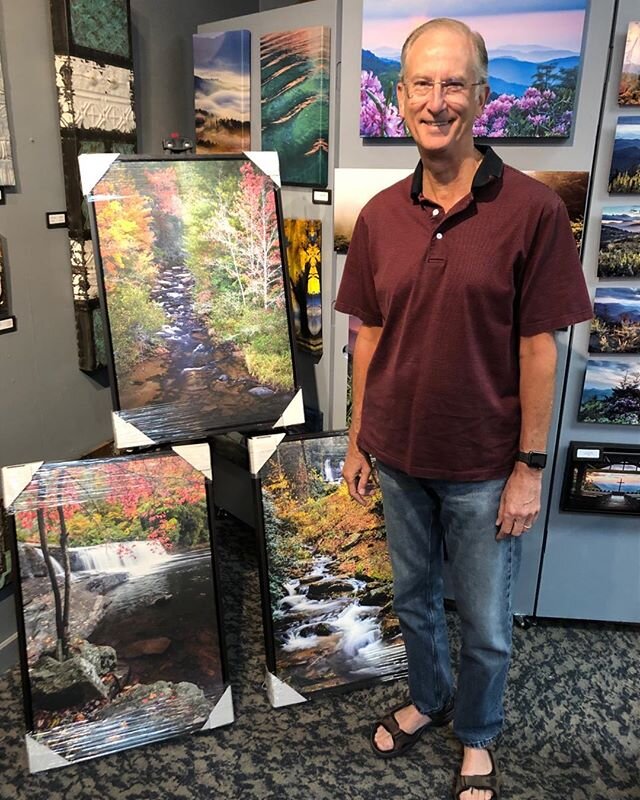 Another satisfied customer! Photography by Rob Travis Photography with floater framing by Blue Moon Gallery .
.
.
#robtravisphotography #bluemoongallerybrevardnc 
#Photography #FineArtPhotography #BrevardNorthCarolina #MyFeatureShoot
#BlueRidgeMounta