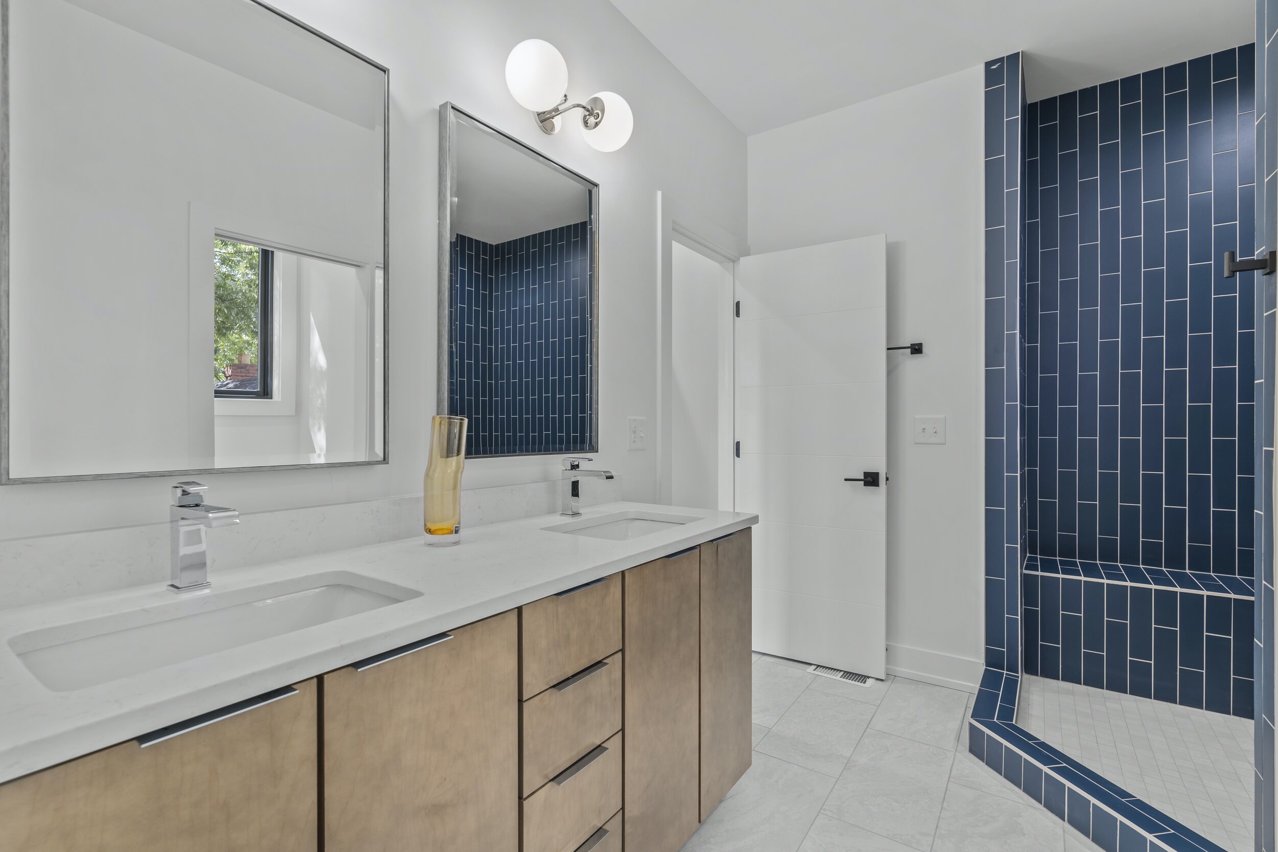 28MasterBath.jpeg