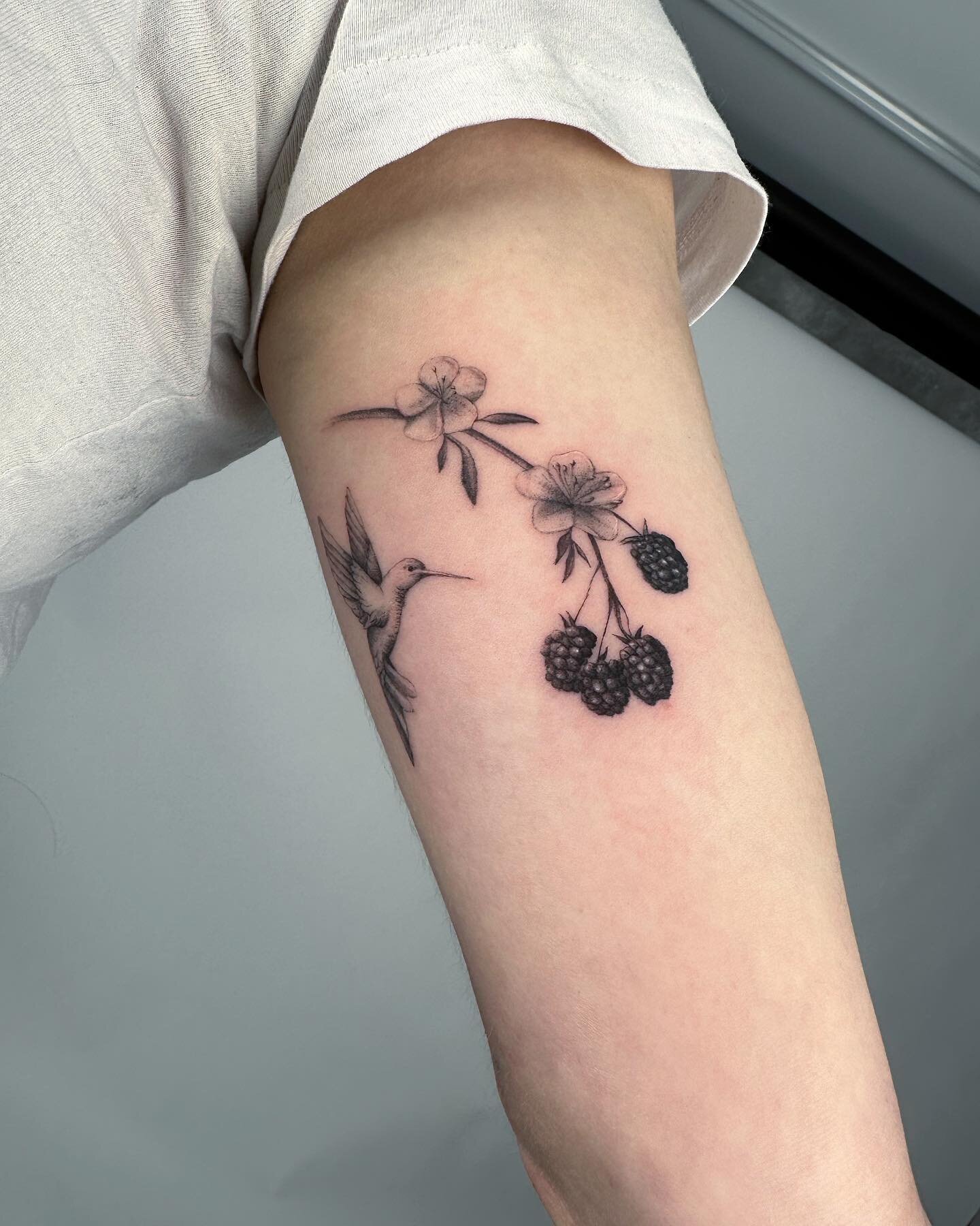 Blackberry branch and hummingbird by @hiraeth.tattoo 🖤
.
Follow @hiraeth.tattoo to see more work and available designs!

#inkandwatertattoo #inkandwaternyc #nyctattoo #nycartist #fineline #finelinetattoo #microrealism #microrealismotattoo #floraltat