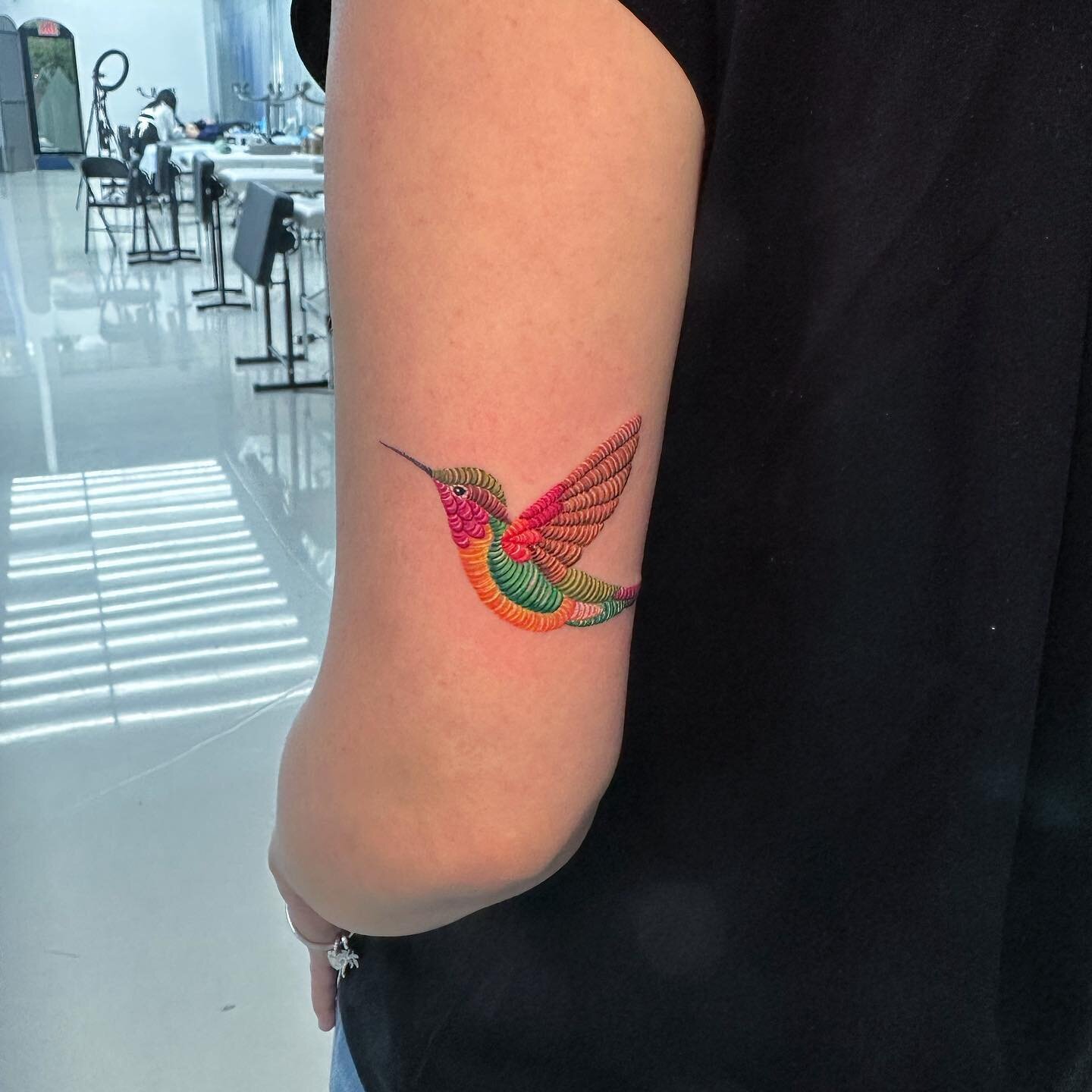Cute lil hummingbird 🕊️ by @fertattoo2406 
.
Follow Fernanda for booking updates and instructions!

#inkandwatertattoo #inkandwaternyc #nyctattoo #nycartist #tttism ##illustrativetattoo #traditionalart #colortattoo #embroideryart #embroiderytattoo