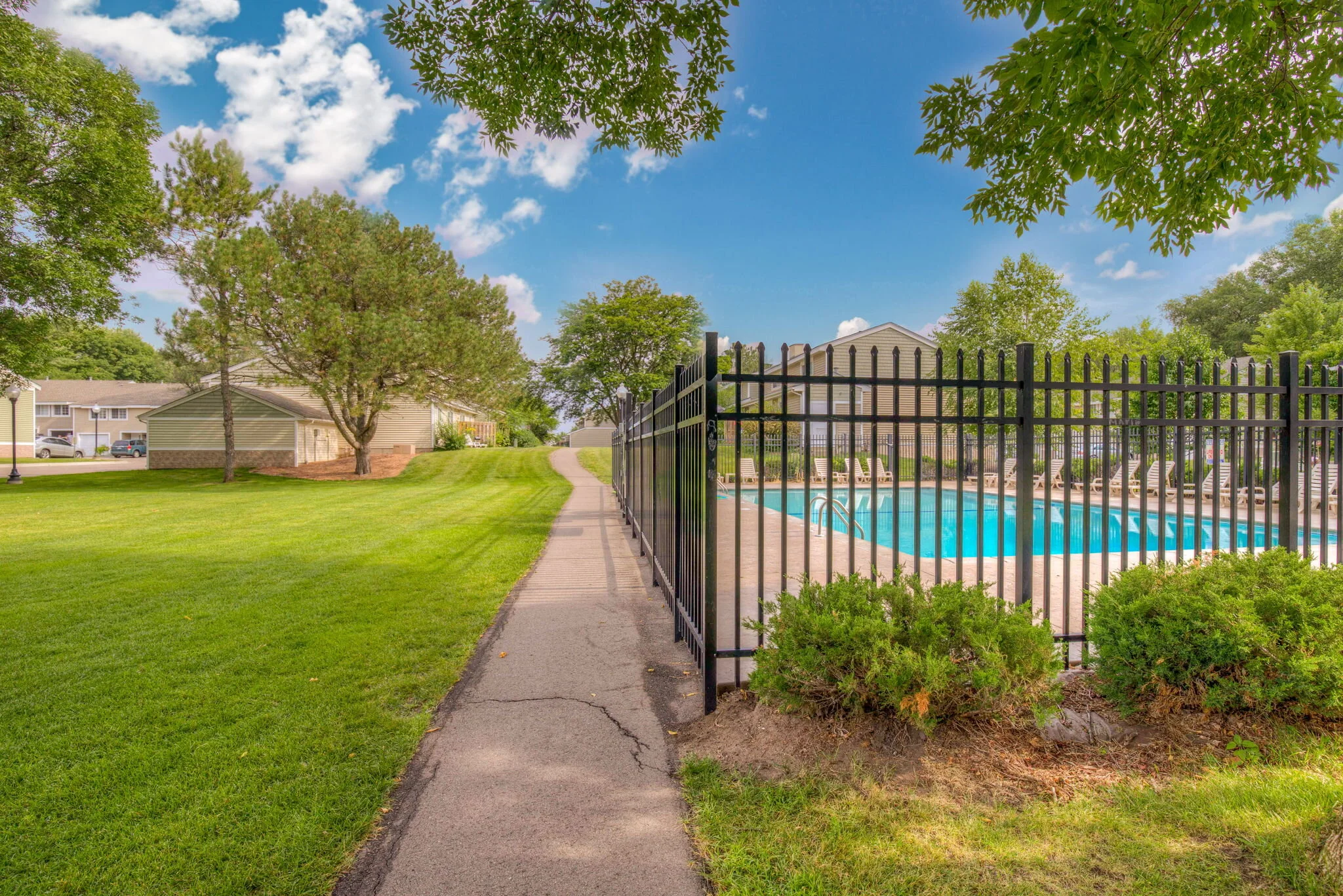 1651+River+Bluff+Court+Unit+90+Eagan-22-large-Pool.jpg