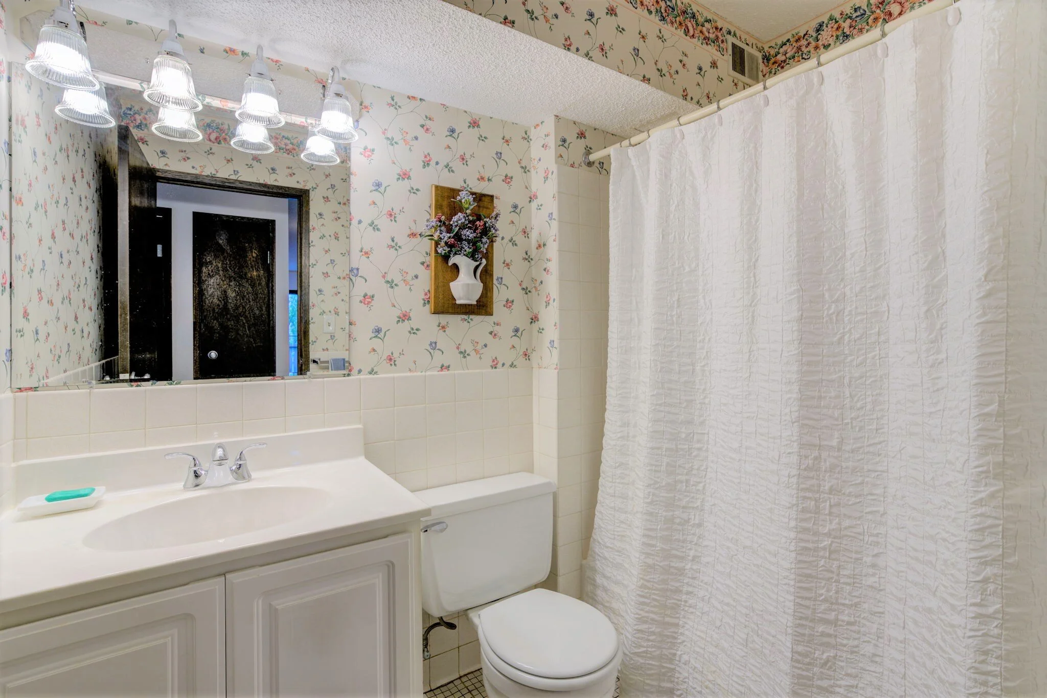 400+Groveland+Ave+%23213+Minneapolis-18-web-Full+bathroom.jpg
